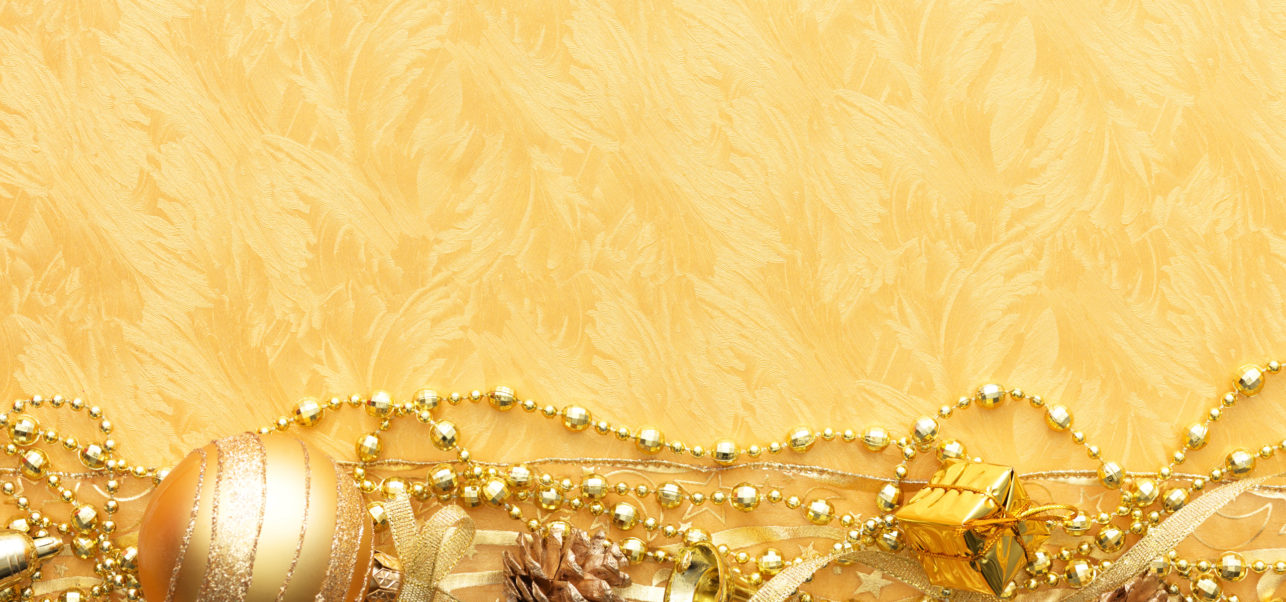 Обои новый год, зима, золотой фон, new year, winter, golden background разрешение 2560x1200 Загрузить