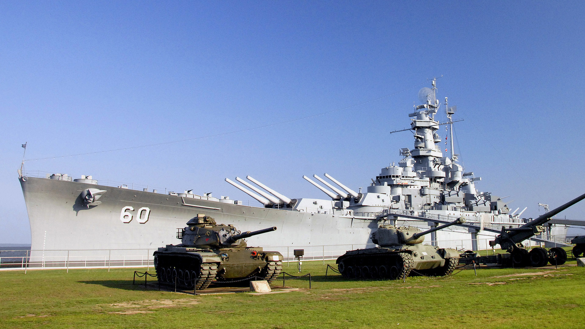 Картинки военной техники. Музей линкор Алабама. Музей USS Battleship Alabama. USS Alabama BB-60 музей. Военная техника.