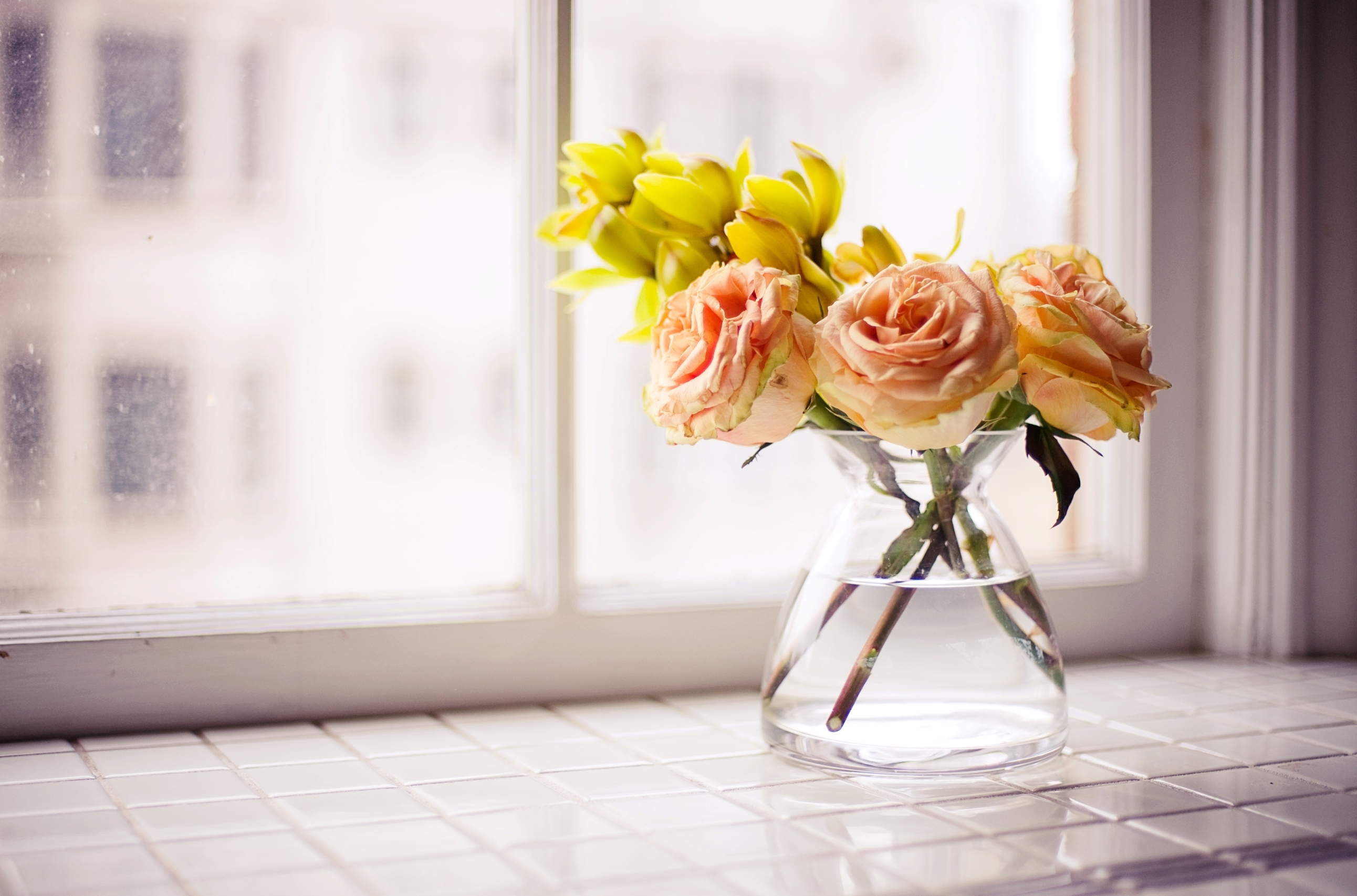 Розы и тюльпаны в одной вазе. Цветы в вазе. Красивый букет в вазе. Нежный букет в вазе. Цветы на столе.
