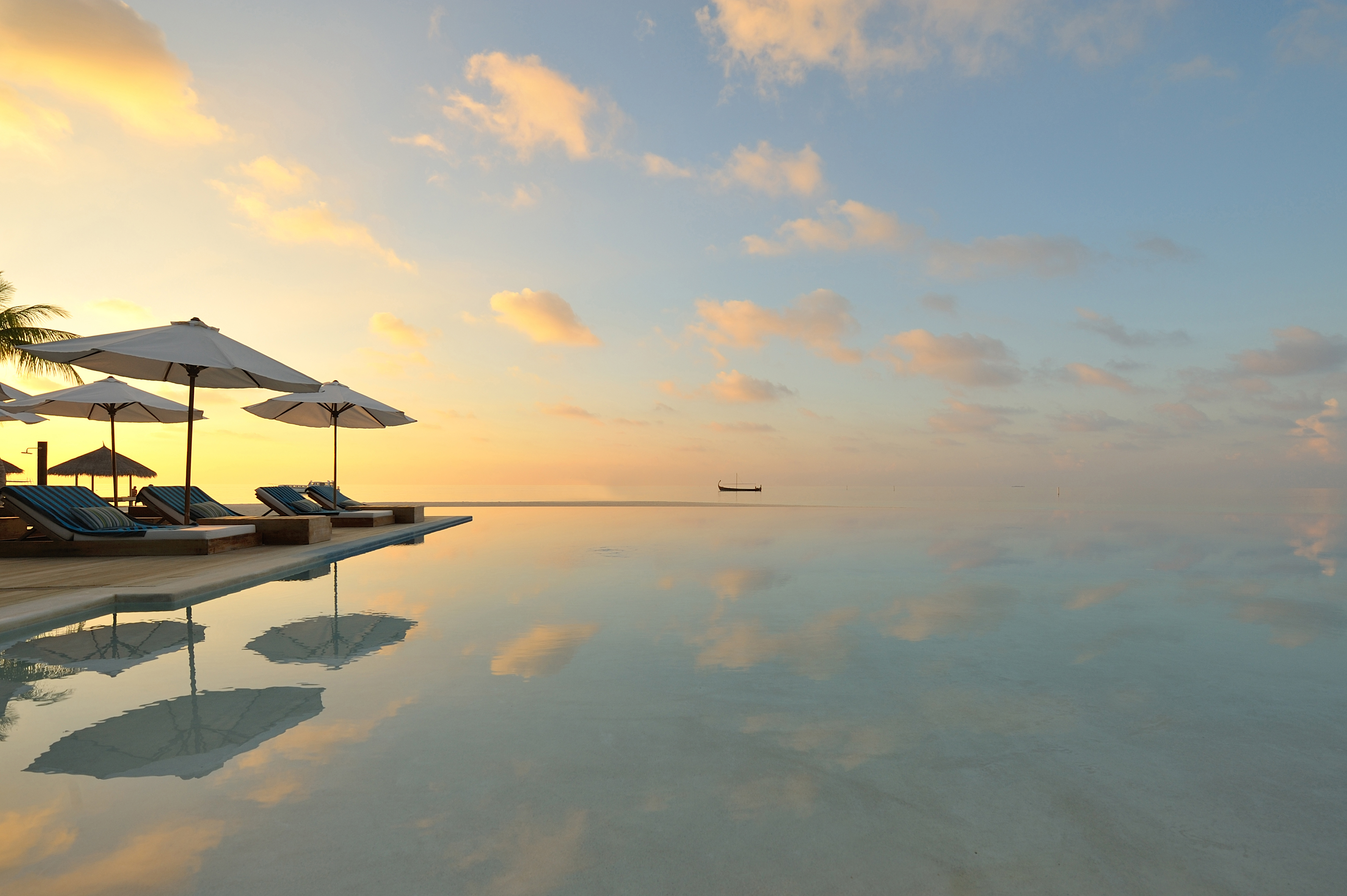 Спокойную релакс. Мальдивы закат. Расслабляющий пейзаж. Море пляж. Фон для рабочего стола Мальдивы.