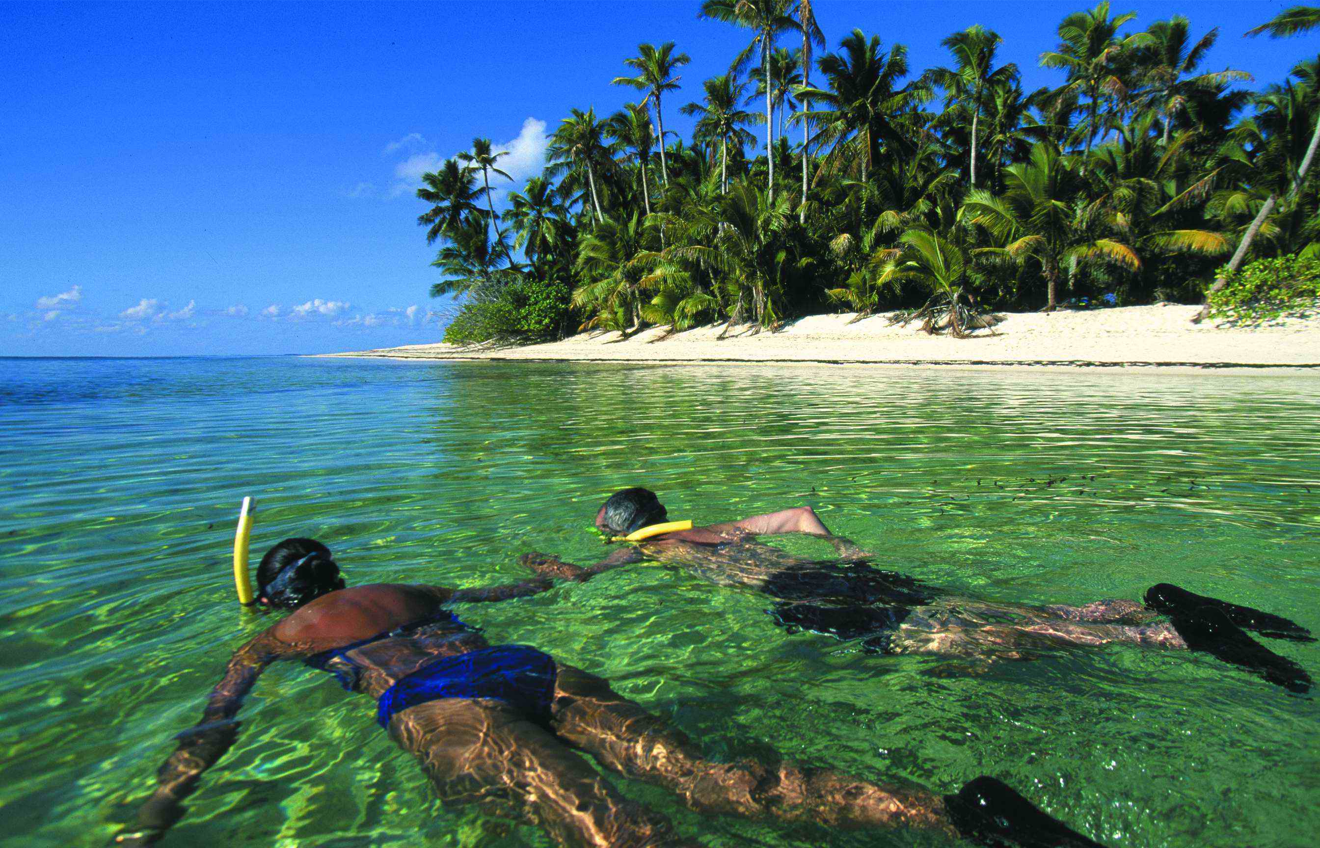 Остров человек в океане. Индийский океан Сейшельские острова. Сейшелы сноркелинг. Индийский океан Шри Ланка. Сейшельские острова снорклинг.