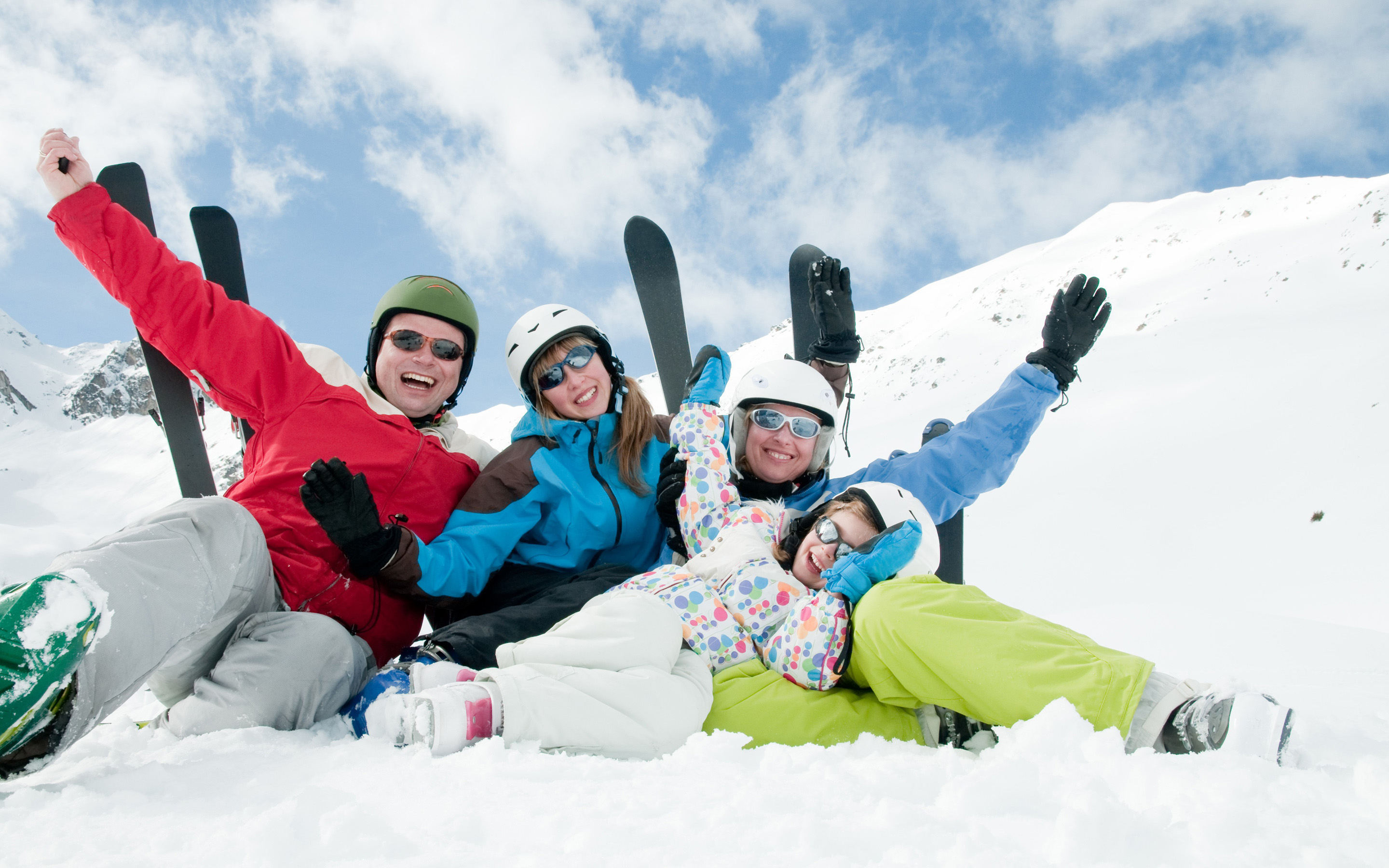 Обои снег, люди, лыжи, веселая компания, зимний отдых, snow, people, ski, fun company, winter holidays разрешение 2880x1800 Загрузить