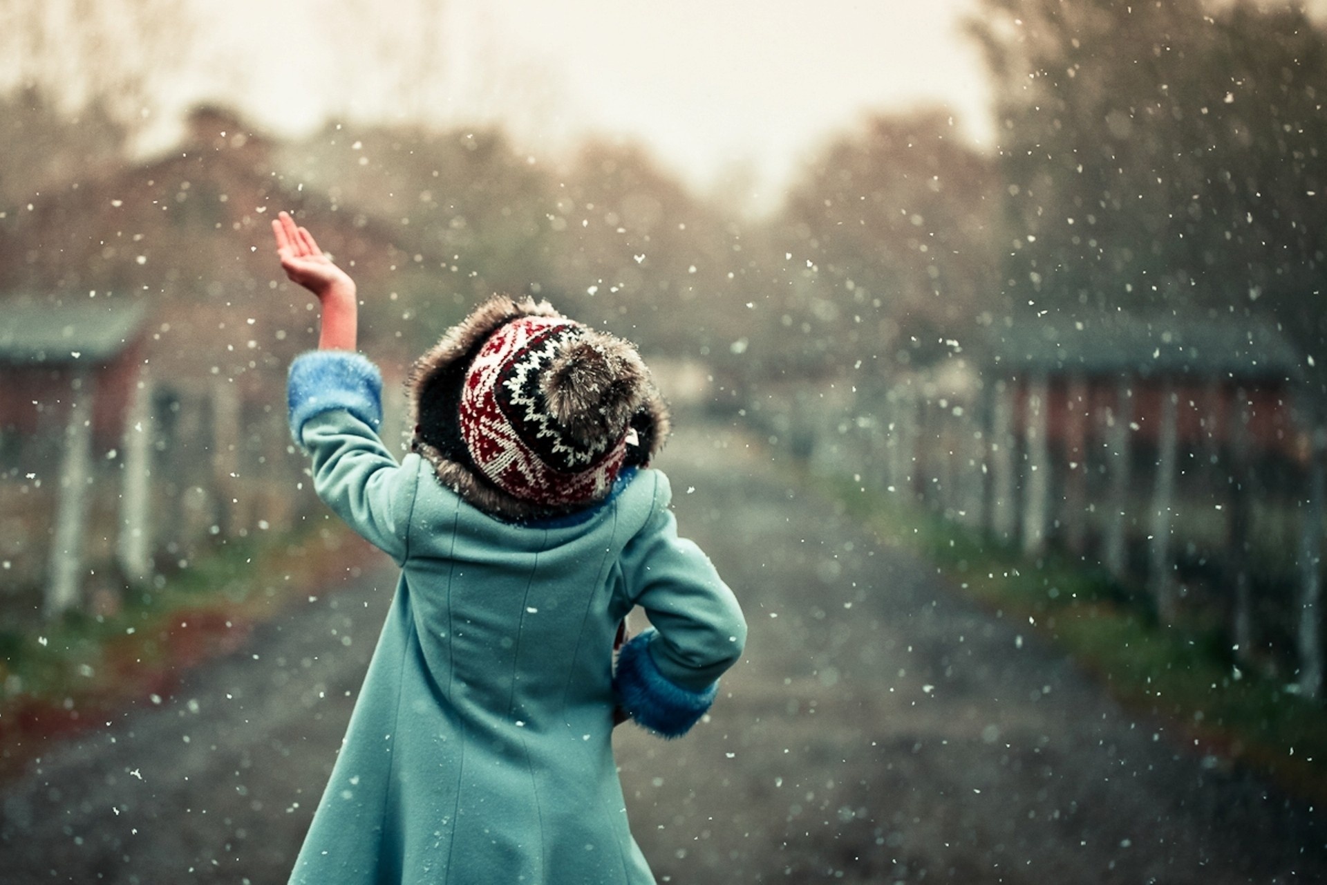 На улице снег на душе. Девушка ловит снежинки. Зима радость. Девушка зима картинки. Девушка в снегу.