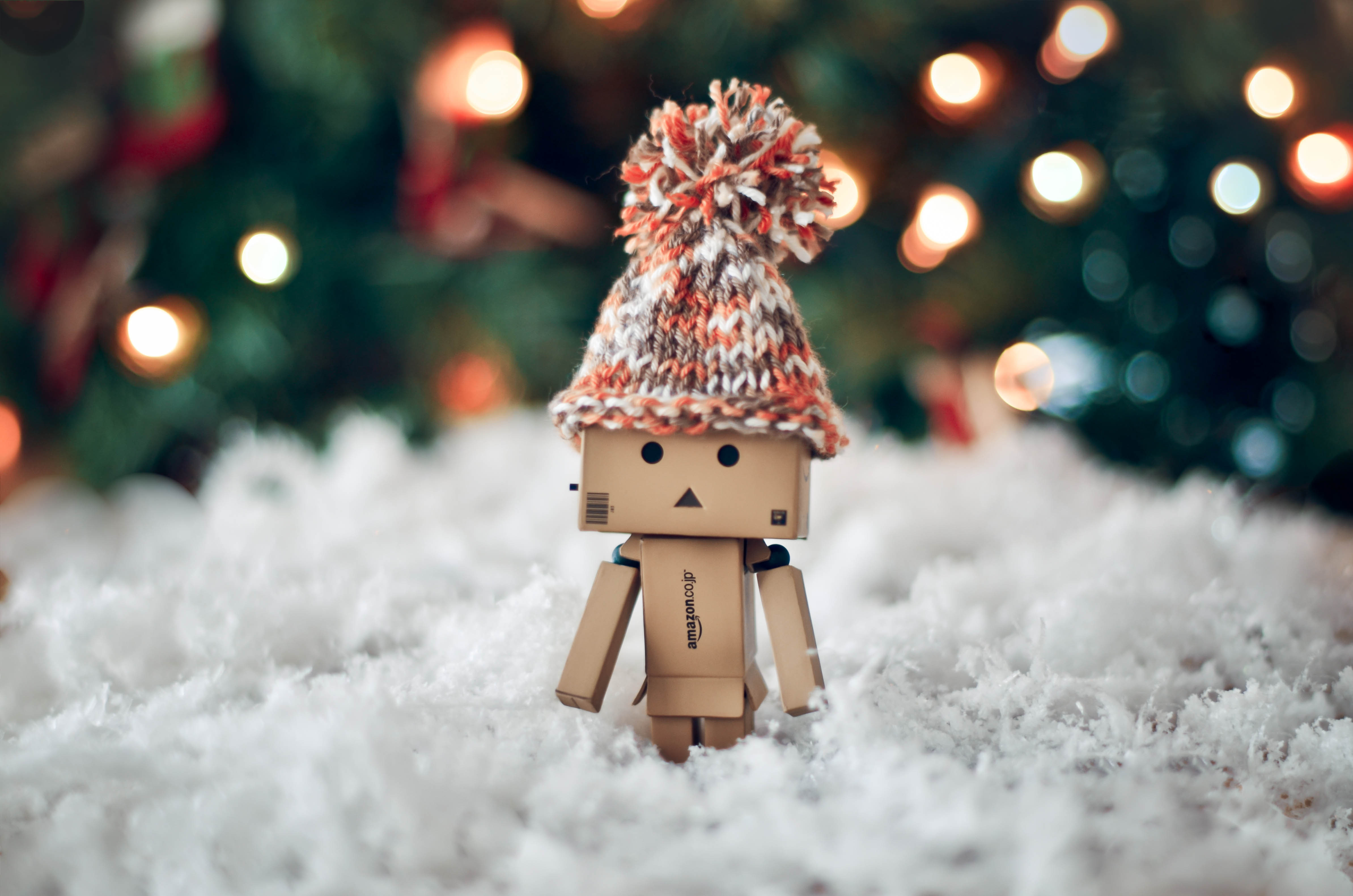 Новогодние обои мило. Картонный робот Danbo. Данбо зима. Зимнее настроение. Грустный новый год.