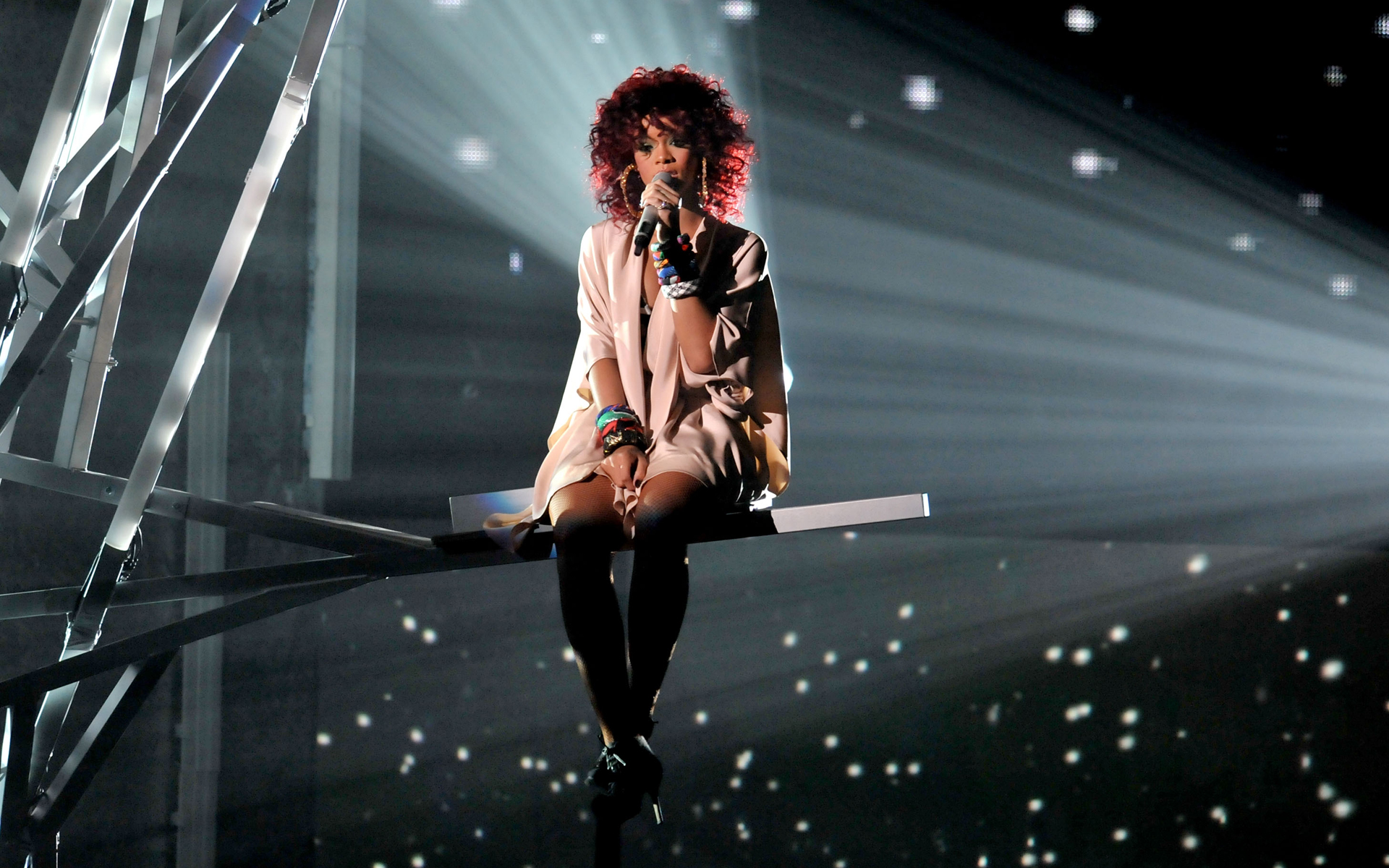 Пальто поет на сцене. Рианна поет. Rihanna Concert. Рианна на сцене. Rihanna Singer.