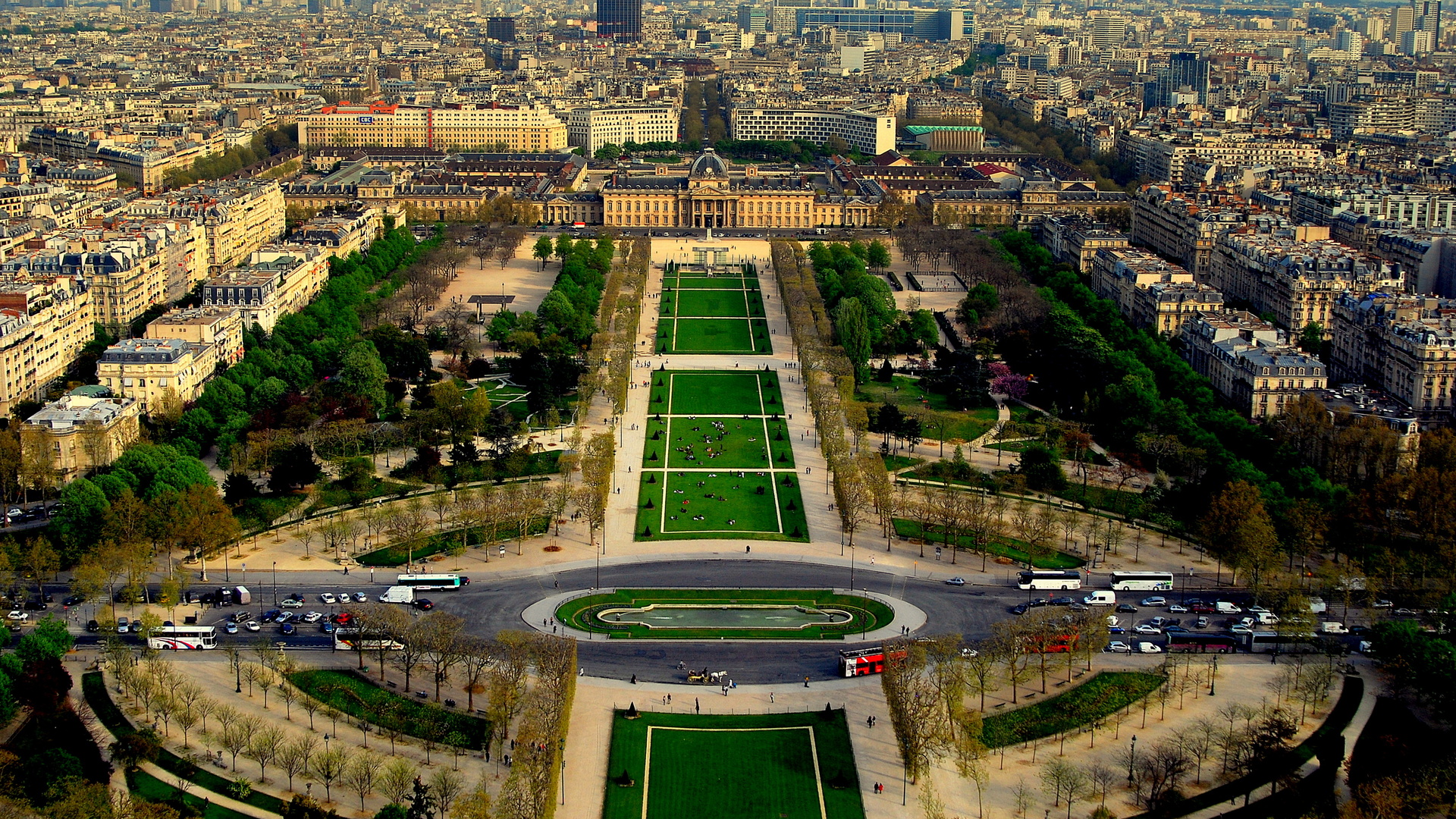 Вид на париж с эйфелевой башни. Марсово поле Париж. Елисейские поля в Париже. Елисейские поля в Париже сверху.