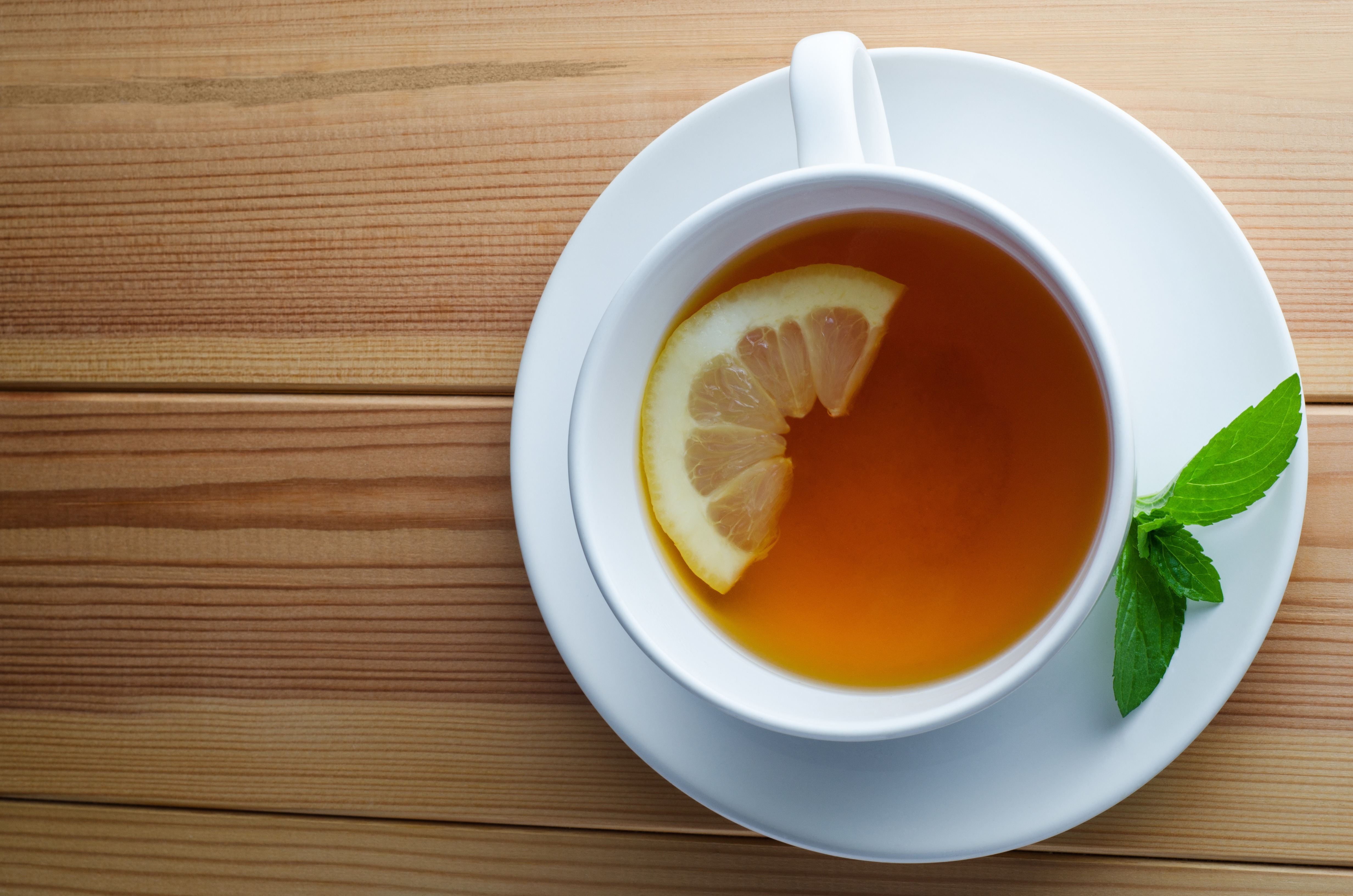 Чай с лимоном каждый день. Чай с лимоном. Чашка с чаем. Чай в кружке. Кружка с чаем.