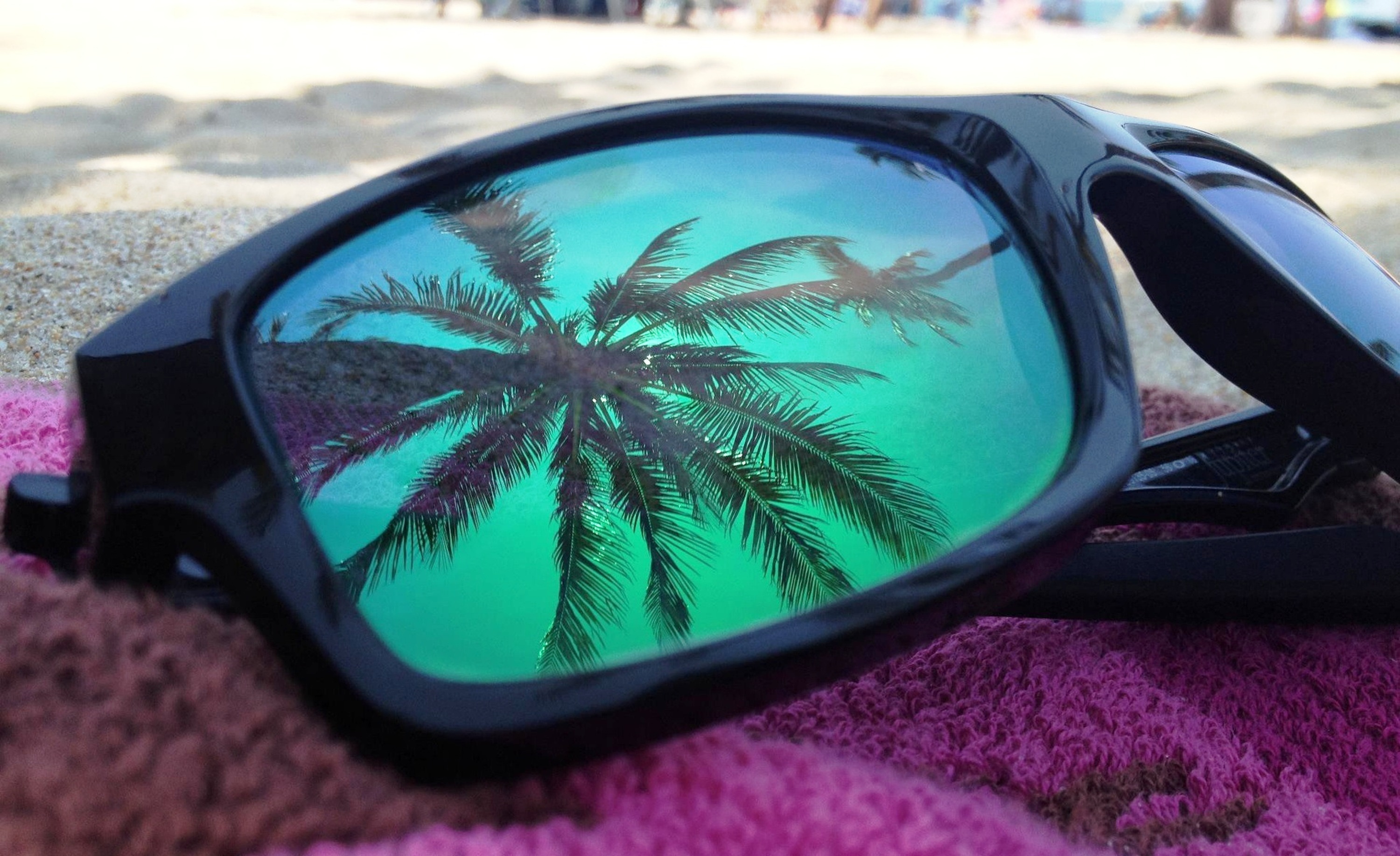 Фото отражение в очках. Очки. Солнцезащитные очки. Летние очки. Солнцезащитные очки на пляже.