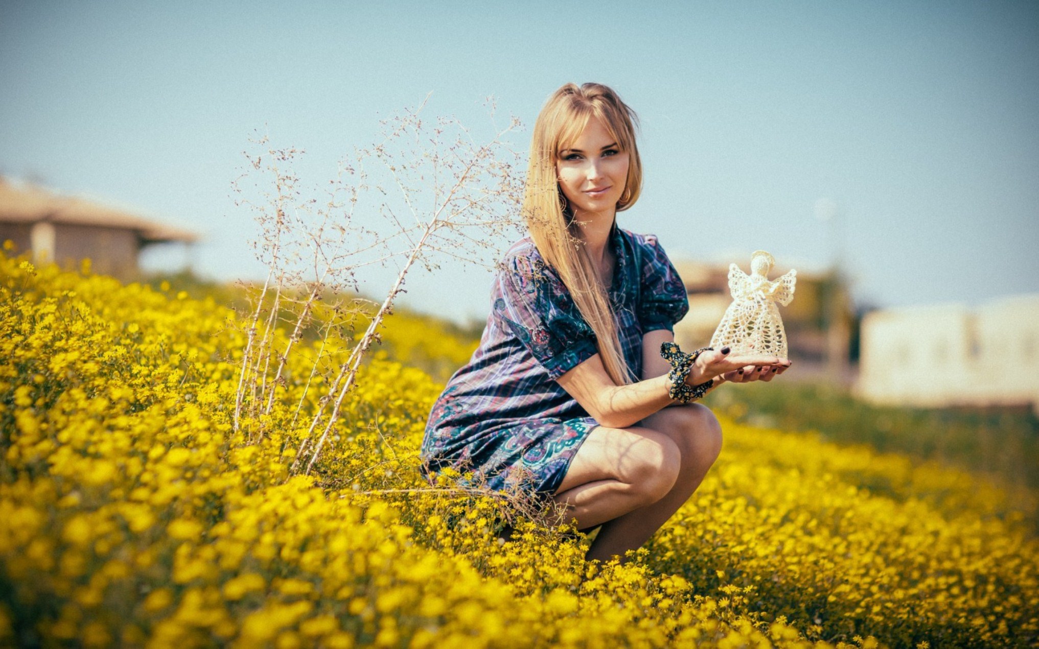 Баба лета. Девушка лето. Девушки летом. Фотосессия в желтых цветах на природе. Фотосессия на лугу.