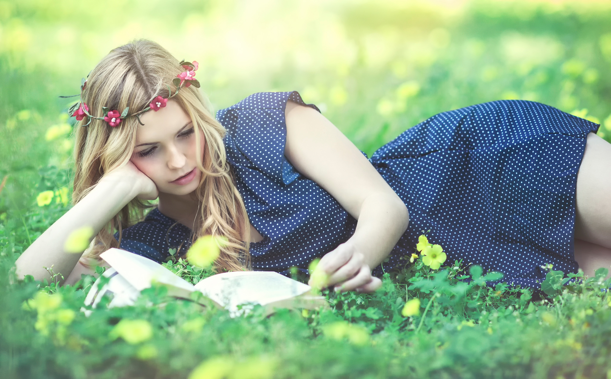 Обои девушка, блондинка, модель, венок, книга, кери рут гарсия, girl, blonde, model, wreath, book, keri rut garcia разрешение 2048x1269 Загрузить