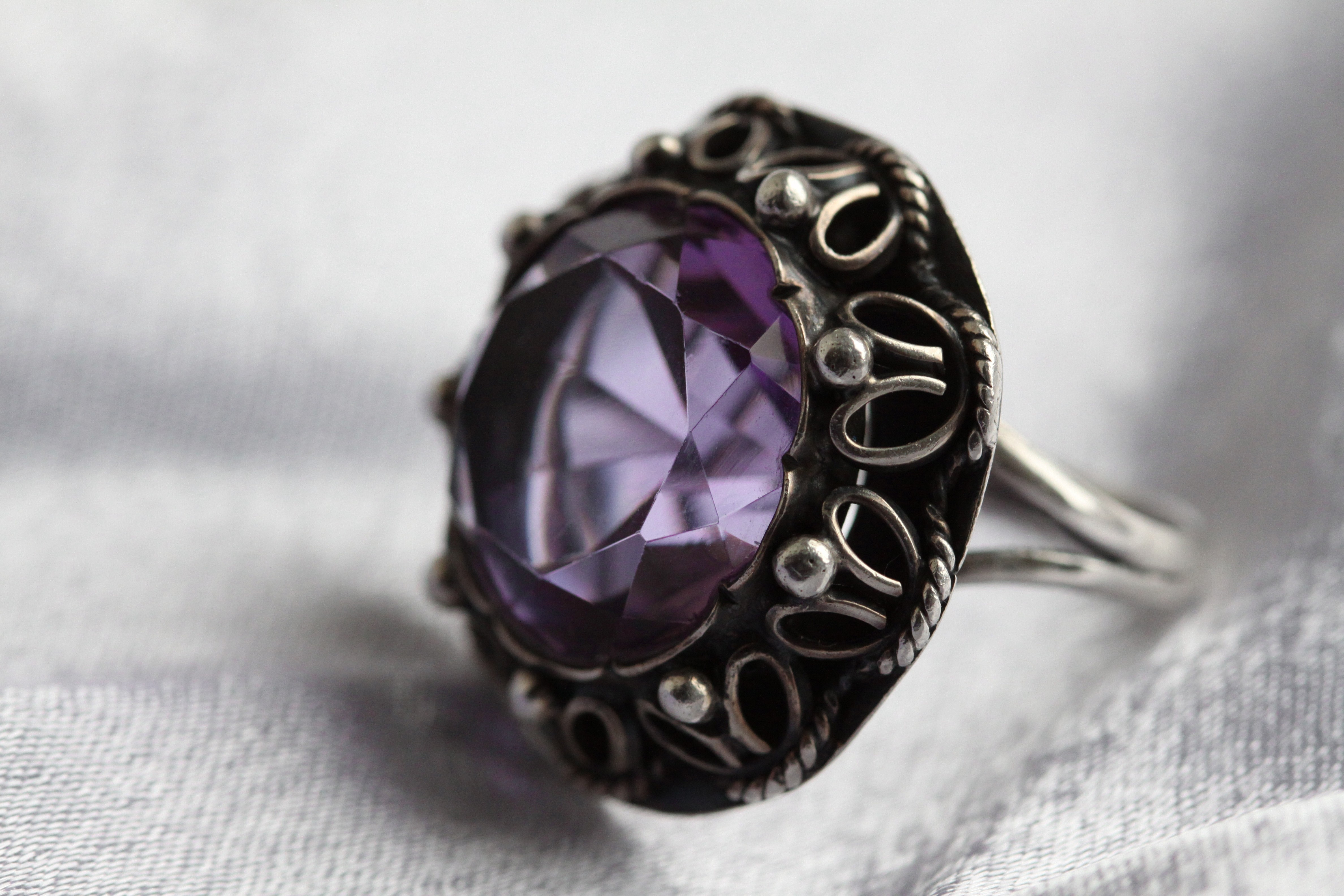 Кольца stone. Кольцо золото 750 бриллианты Камея. Перстень. Старинные кольца. Старинный перстень.