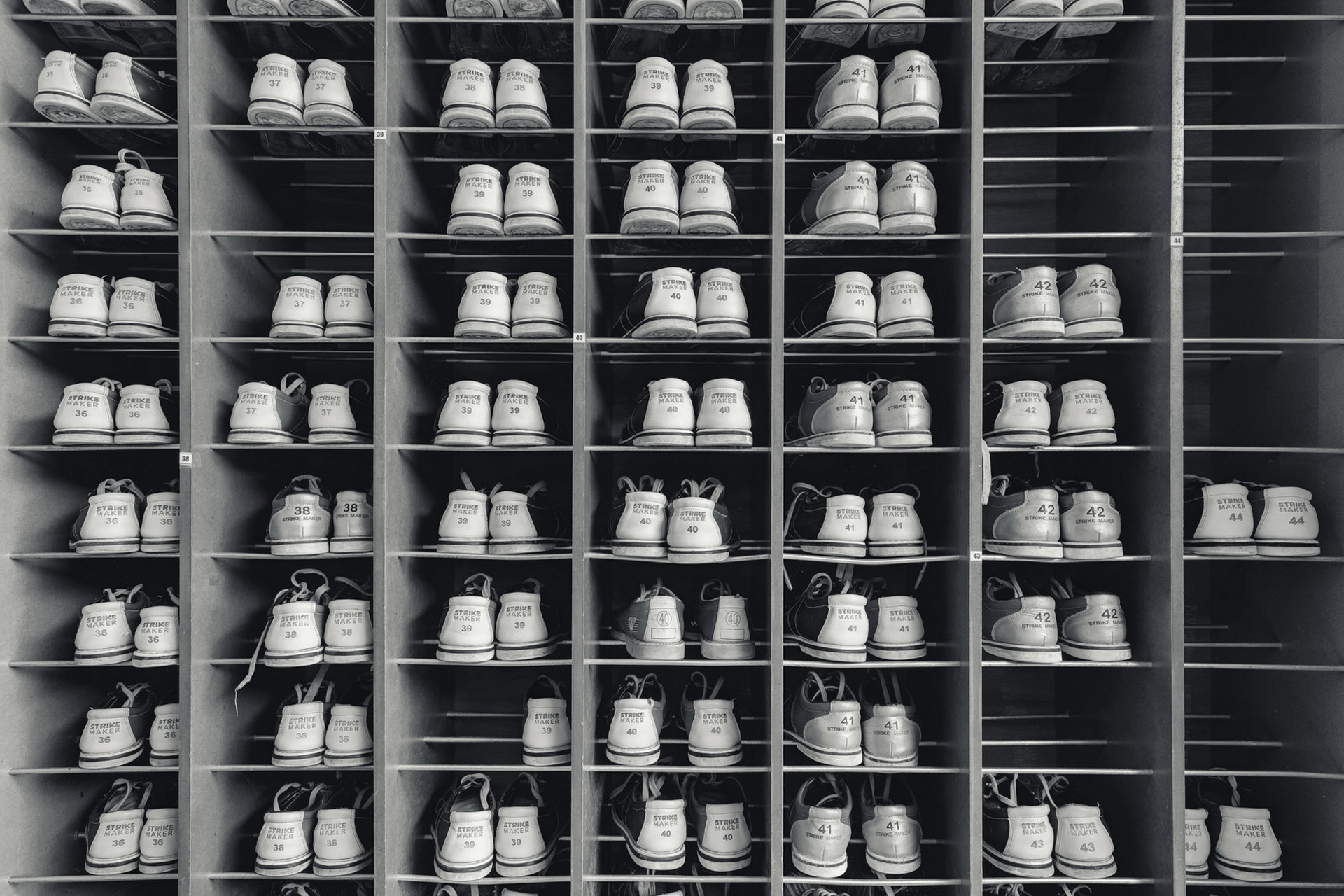 Обои чёрно-белое, спорт, обувь, боулинг, black and white, sport, shoes, bowling разрешение 1920x1280 Загрузить