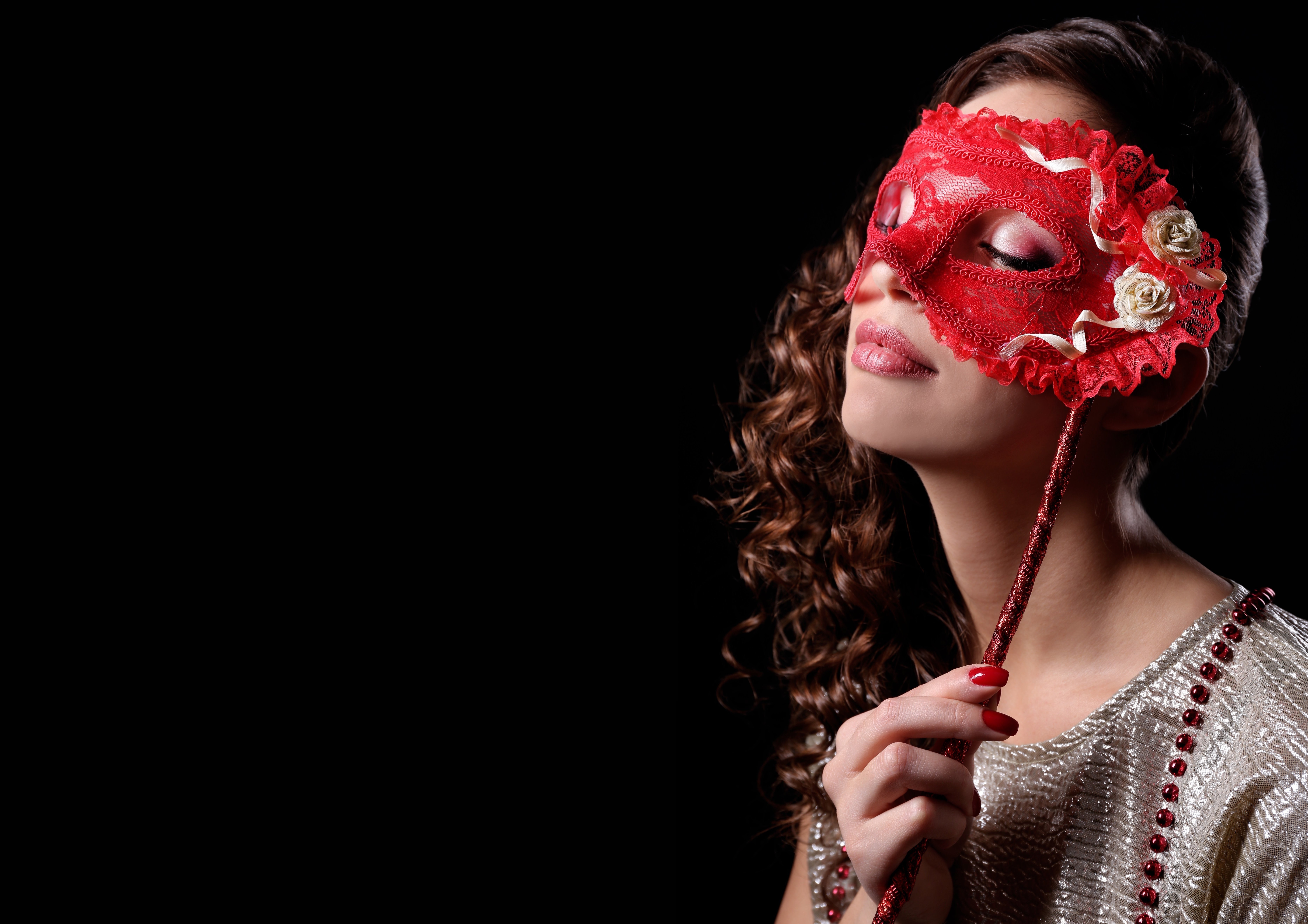 Маски красный девушка. Девушка в маске. Женщина в красной маске. Красивая девушка в маске. Красное платье с маской.