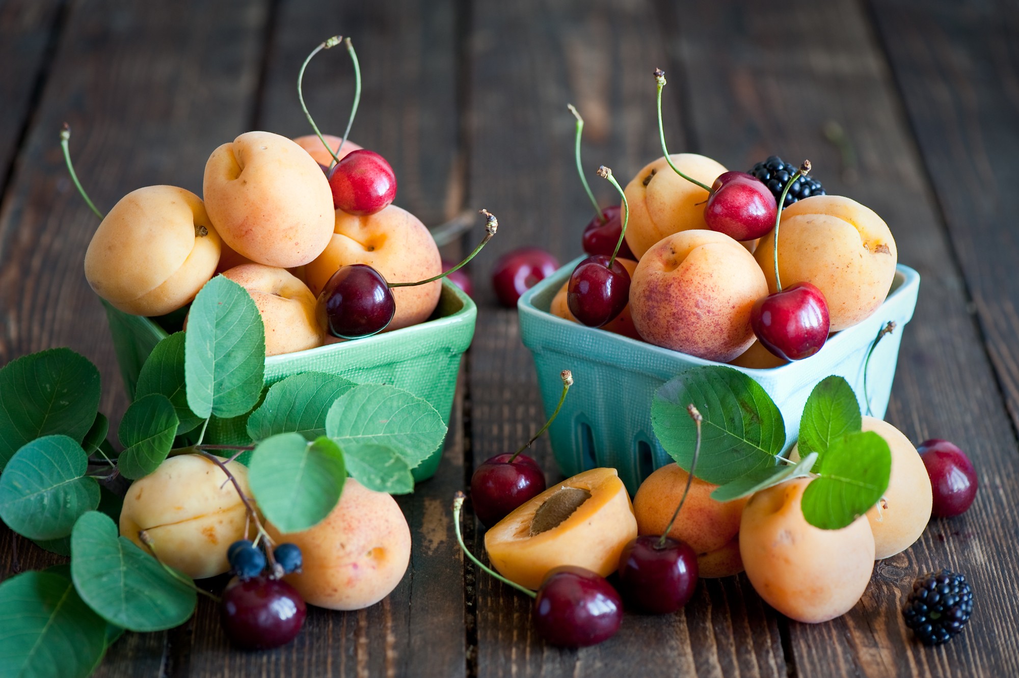 Обои фрукты, черешня, ягоды, вишня, ежевика, абрикосы, fruit, cherry, berries, blackberry, apricots разрешение 2000x1331 Загрузить