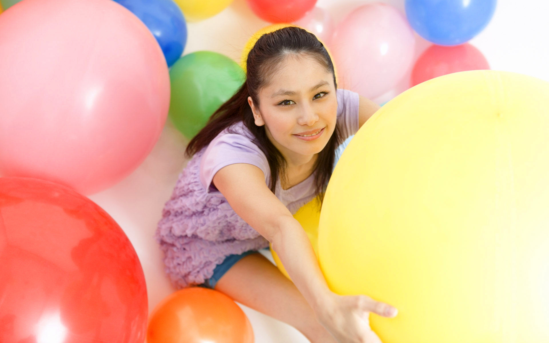 Обои девушка, настроение, улыбка, воздушные шары, азиатка, girl, mood, smile, balloons, asian разрешение 1920x1200 Загрузить
