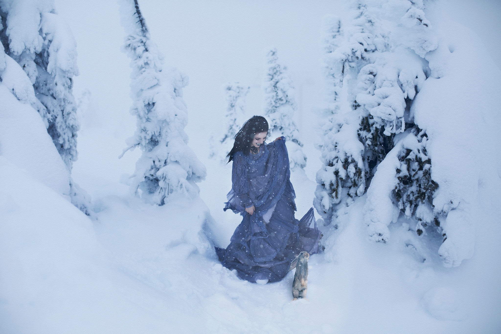 Девушка в сугробе. Зимняя фотосессия в лесу. Девушка в снегу. Фотосессия на снегу. Девушка зимой в лесу.