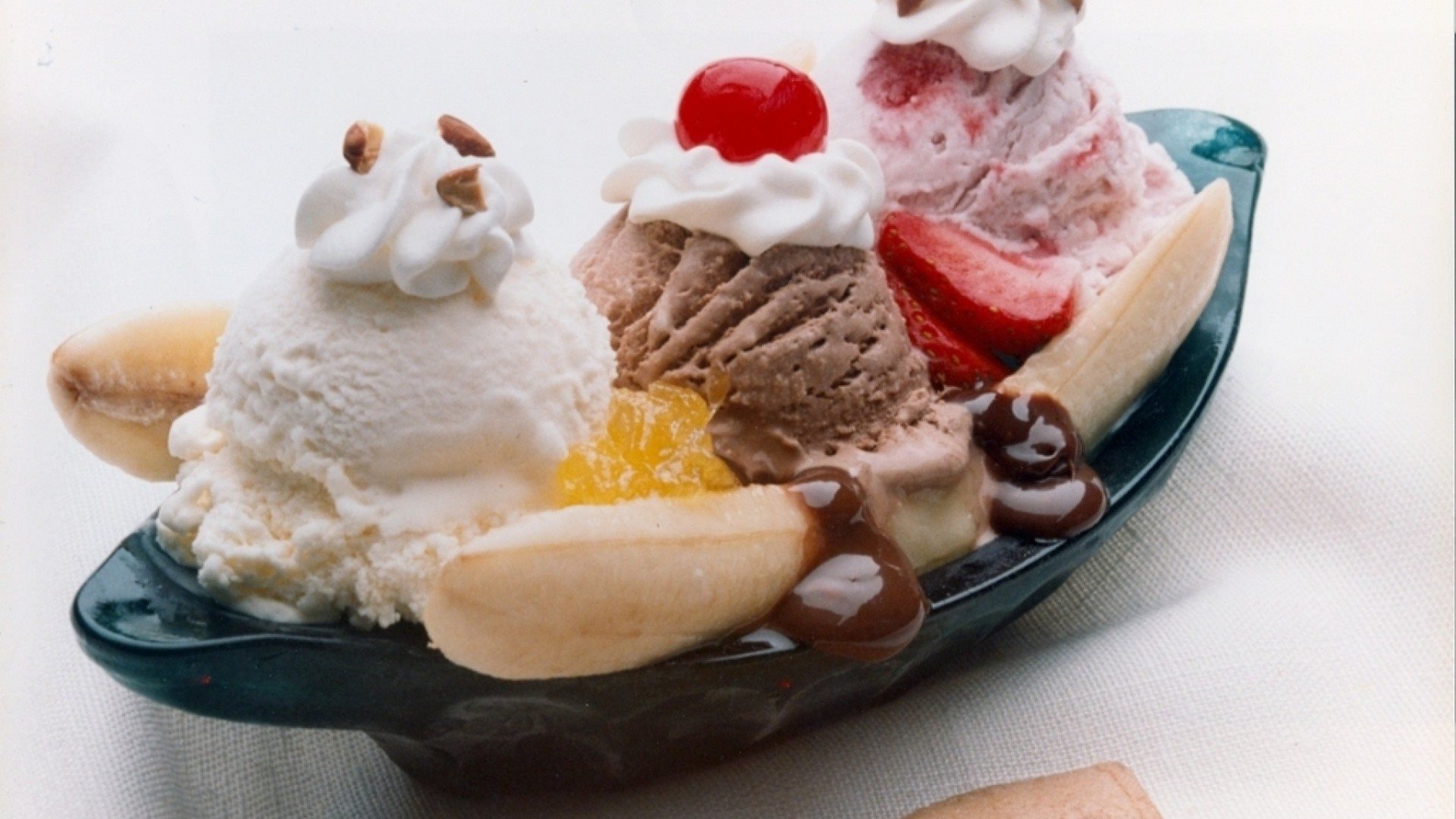 Обои мороженое, клубника, апельсин, шоколад, сливки, десерт, банан, ice cream, strawberry, orange, chocolate, cream, dessert, banana разрешение 1920x1080 Загрузить