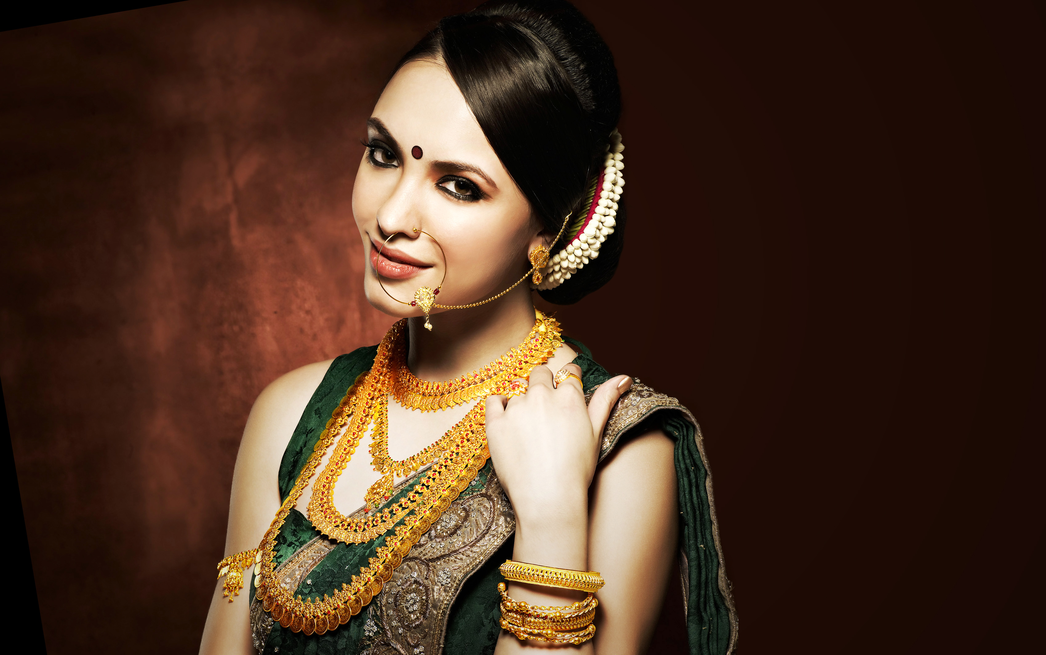 Wearing gold. Индийские девушки. Индийский фасон. Фотомодель индианка. Болливуд макияж.