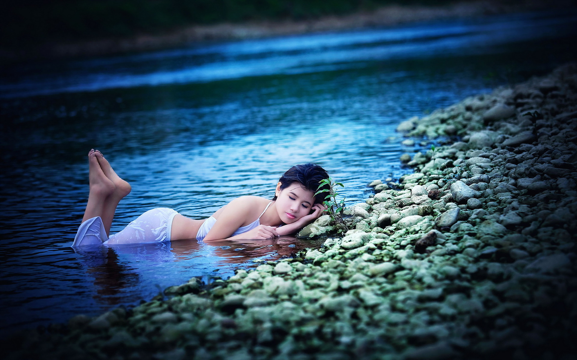 Девушка в воде 18. Девушка в воде. Девушка у реки. Девушки на речке. Женщины купаются.