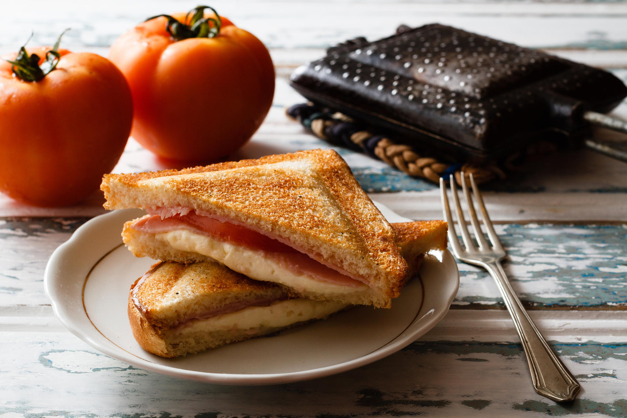Завтрак бутерброд с сыром. Сэндвичи на завтрак. Бутерброды с хлебом из тостера. Завтрак с тостером. Тосты на завтрак.