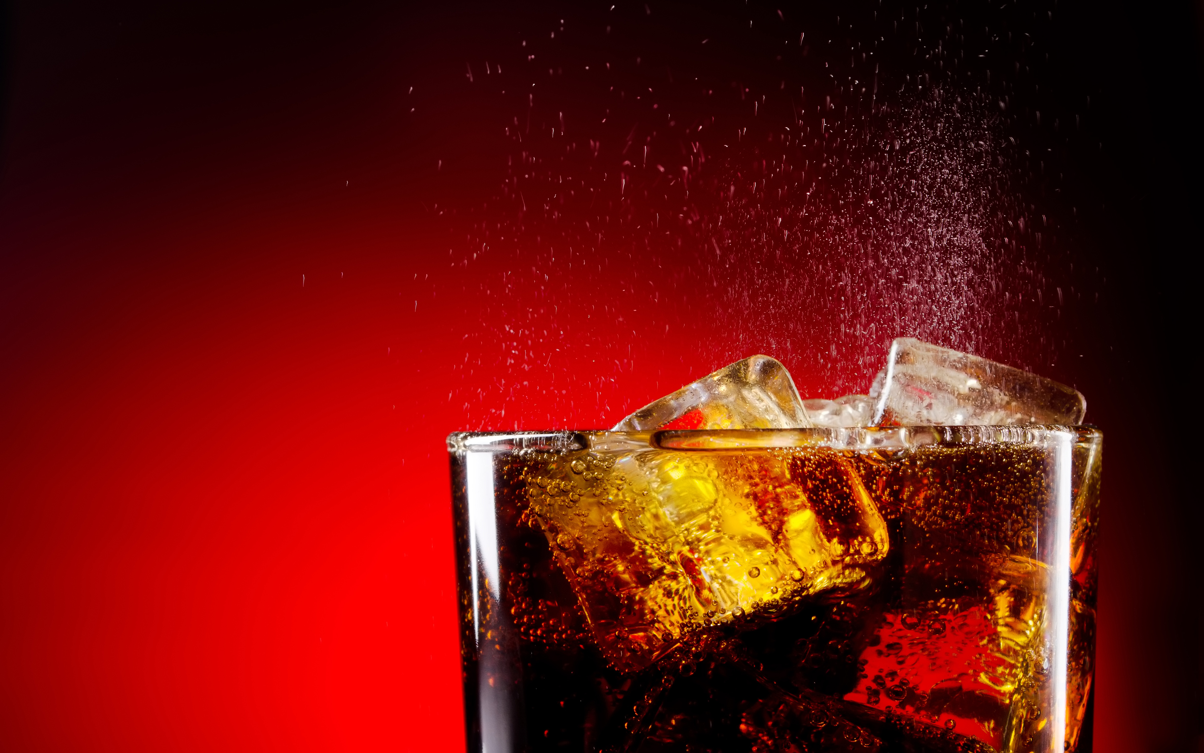 Обои напиток, лёд, пузырьки, красный фон, кока-кола, drink, ice, bubbles, red background, coca-cola разрешение 3840x2400 Загрузить