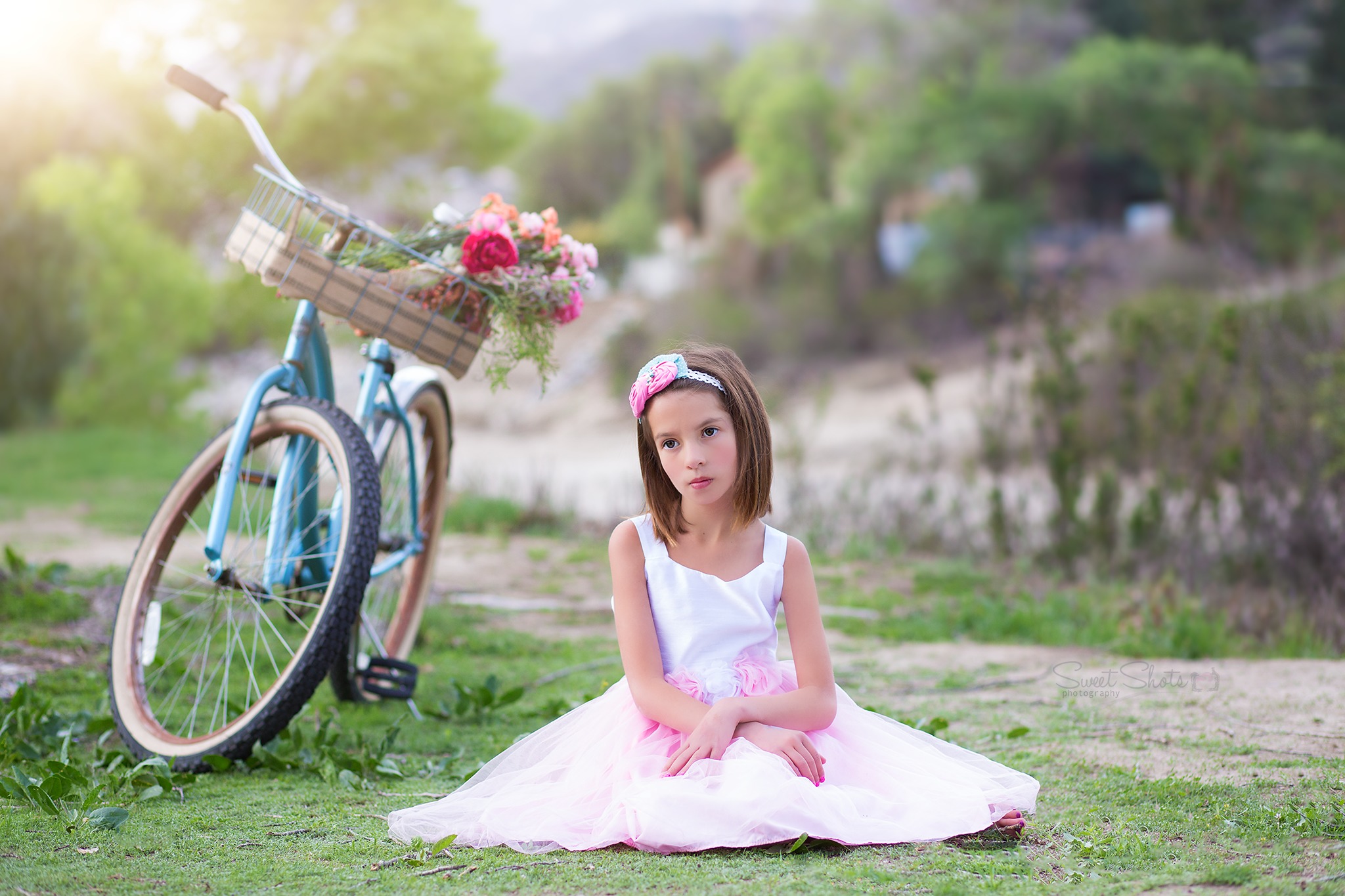 Sweetest bella. Фотосессия с велосипедом. Фотосет с велосипедом. Велосипед для девочки. Девушка на велосипеде.