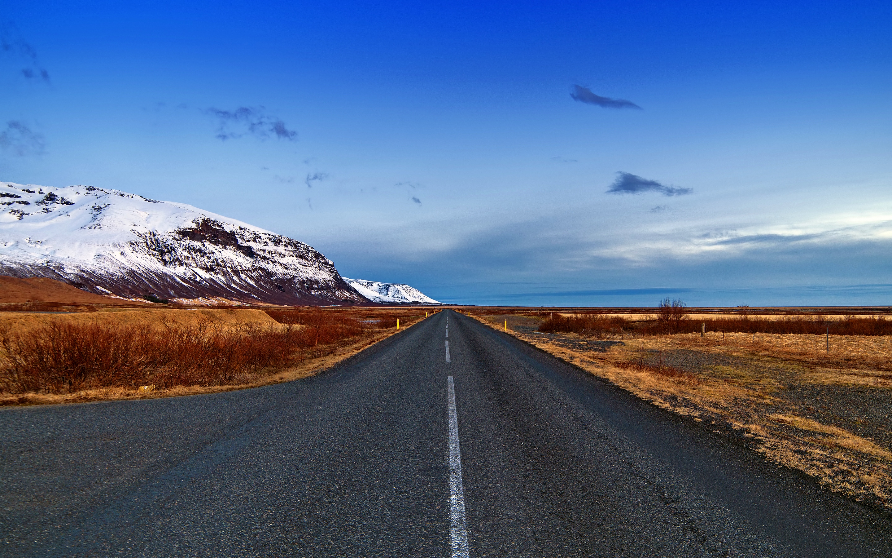 Обои небо, дорога, горы, природа, горизонт, исландия, снежные вершины, the sky, road, mountains, nature, horizon, iceland, snowy peaks разрешение 2880x1800 Загрузить