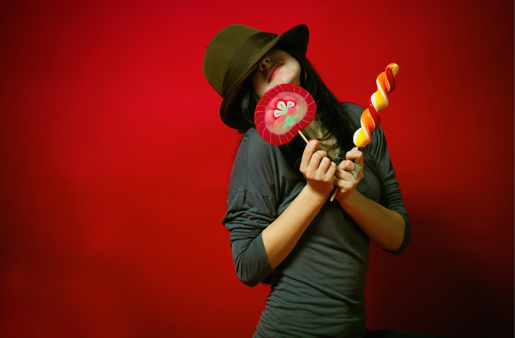 Обои девушка, фон, конфеты, красный, шляпа, girl, background, candy, red, hat разрешение 2047x1346 Загрузить