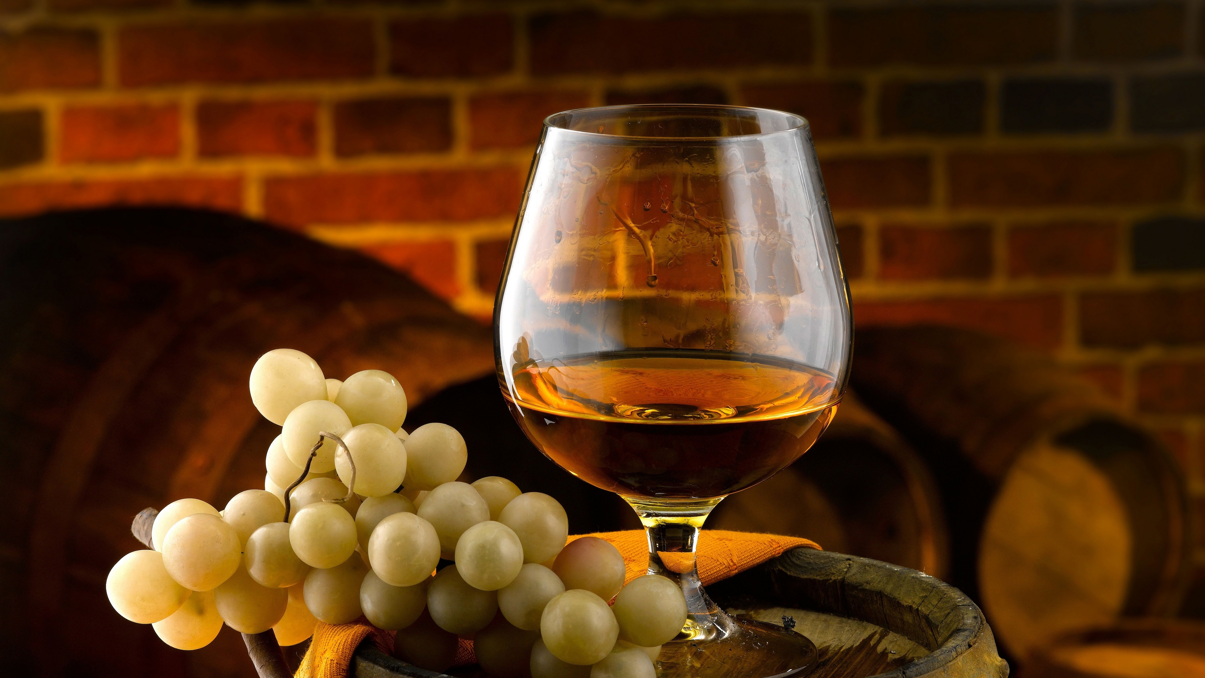 Обои виноград, бокал, вино, бочки, коньяк, алкогольные напитки, grapes, glass, wine, barrels, cognac, alcoholic beverages разрешение 3840x2160 Загрузить