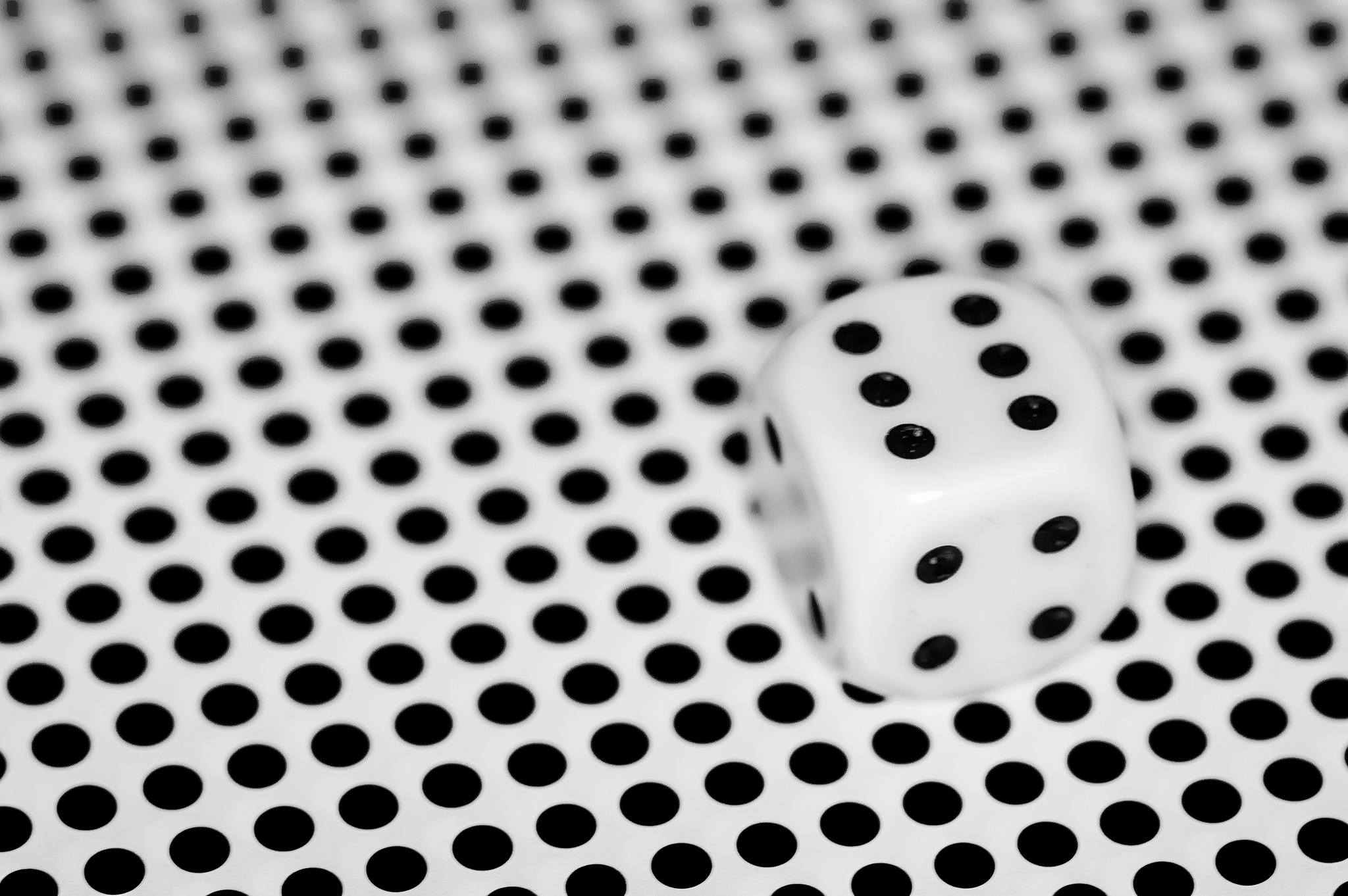 Черная точка игра. Обои в точку. Фон точки. Кубики черно белые. Игральные кости обои.