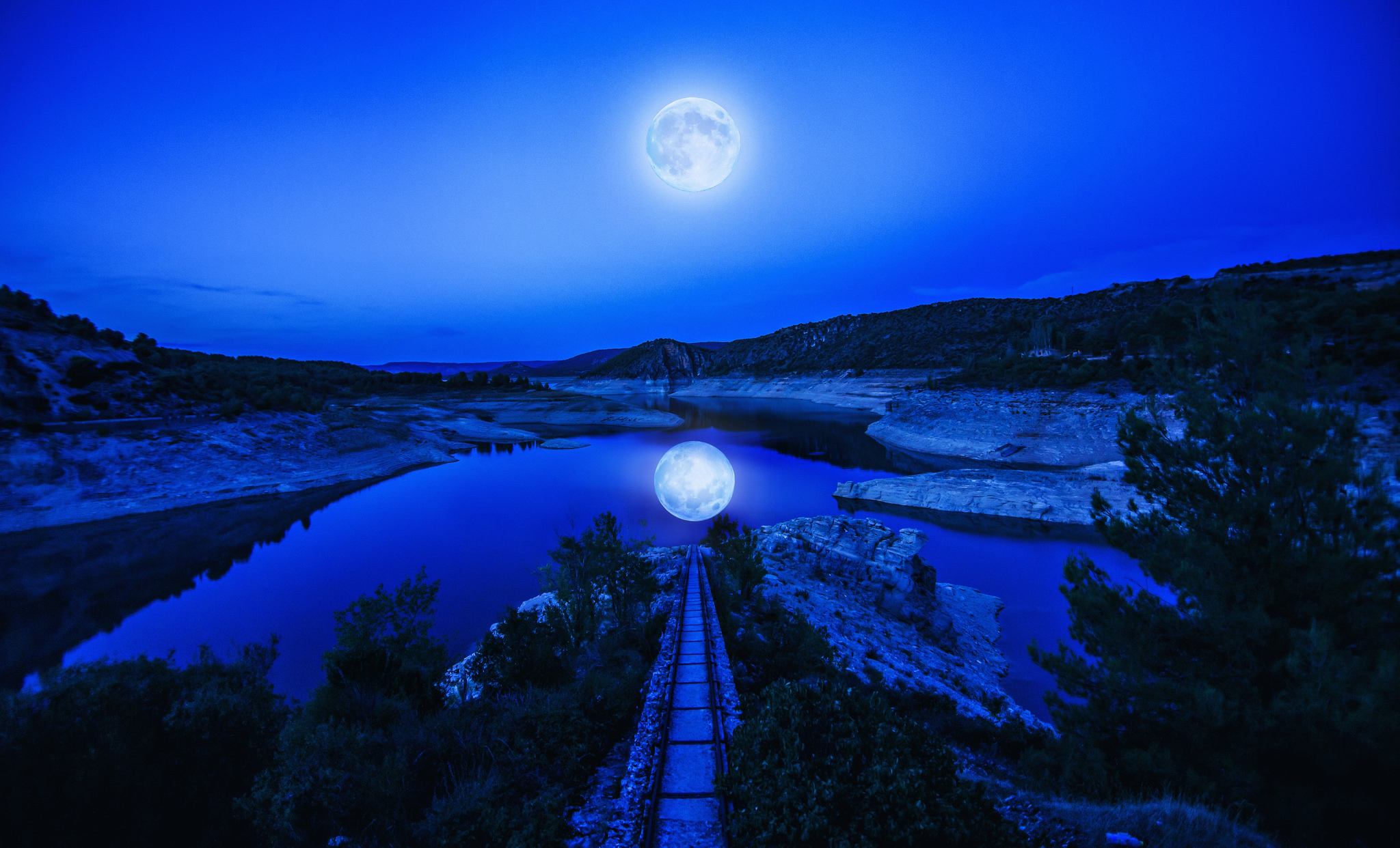 В тихую лунную ночку выйду. Лунный свет над Фирвальдштетским озером. Ночной пейзаж. Природа ночью. Красивые ночные пейзажи.