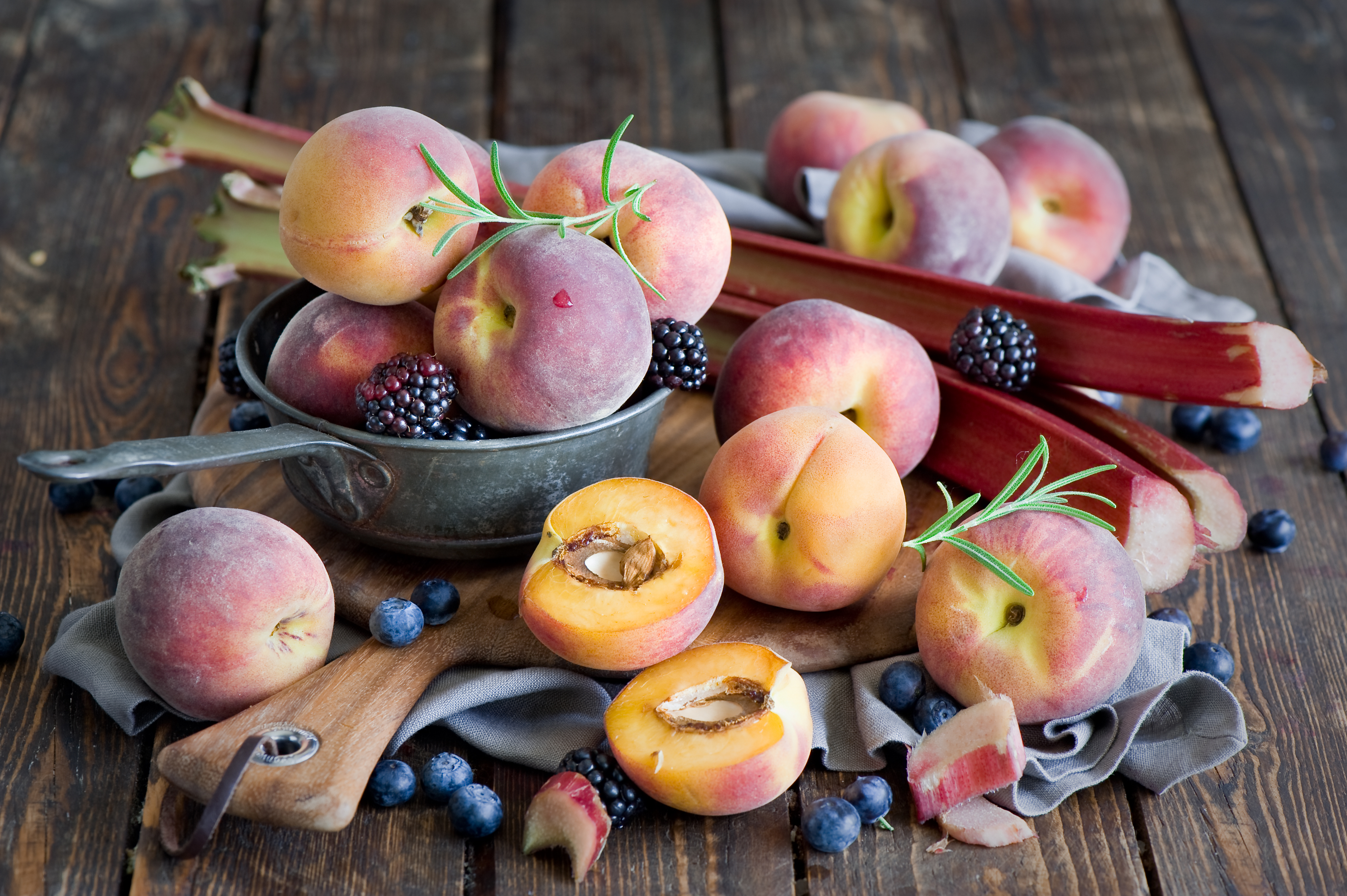 2 6 всех фруктов составляют персики. Фрукты. Фрукты и ягоды. Фрукты на столе. Фрукты на рабочий стол.