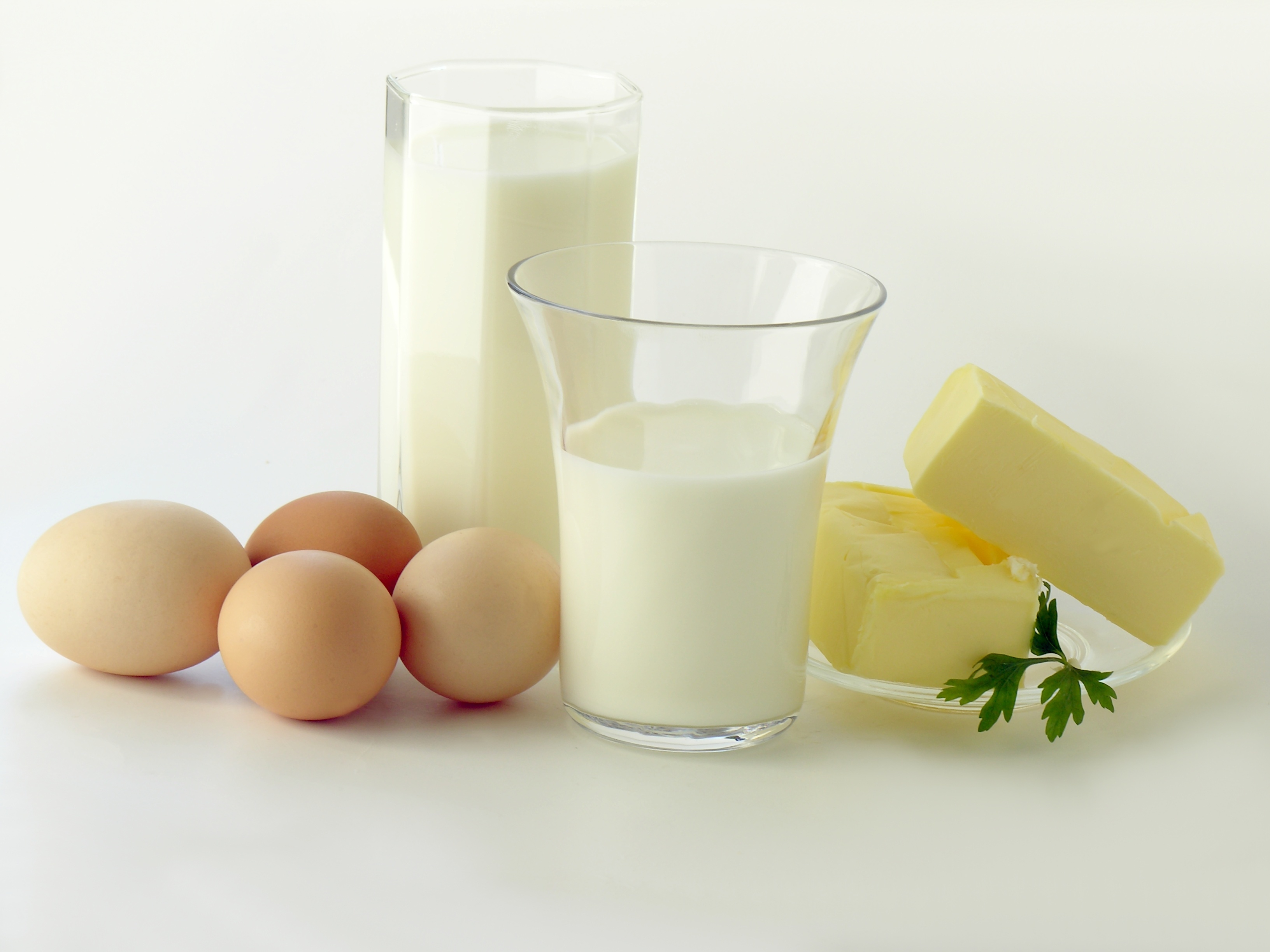 Сливочное масло кефир яйца. Молоко сыр яйца. Молоко и яйца. Молочная продукция и яйца. Молоко масло яйца.