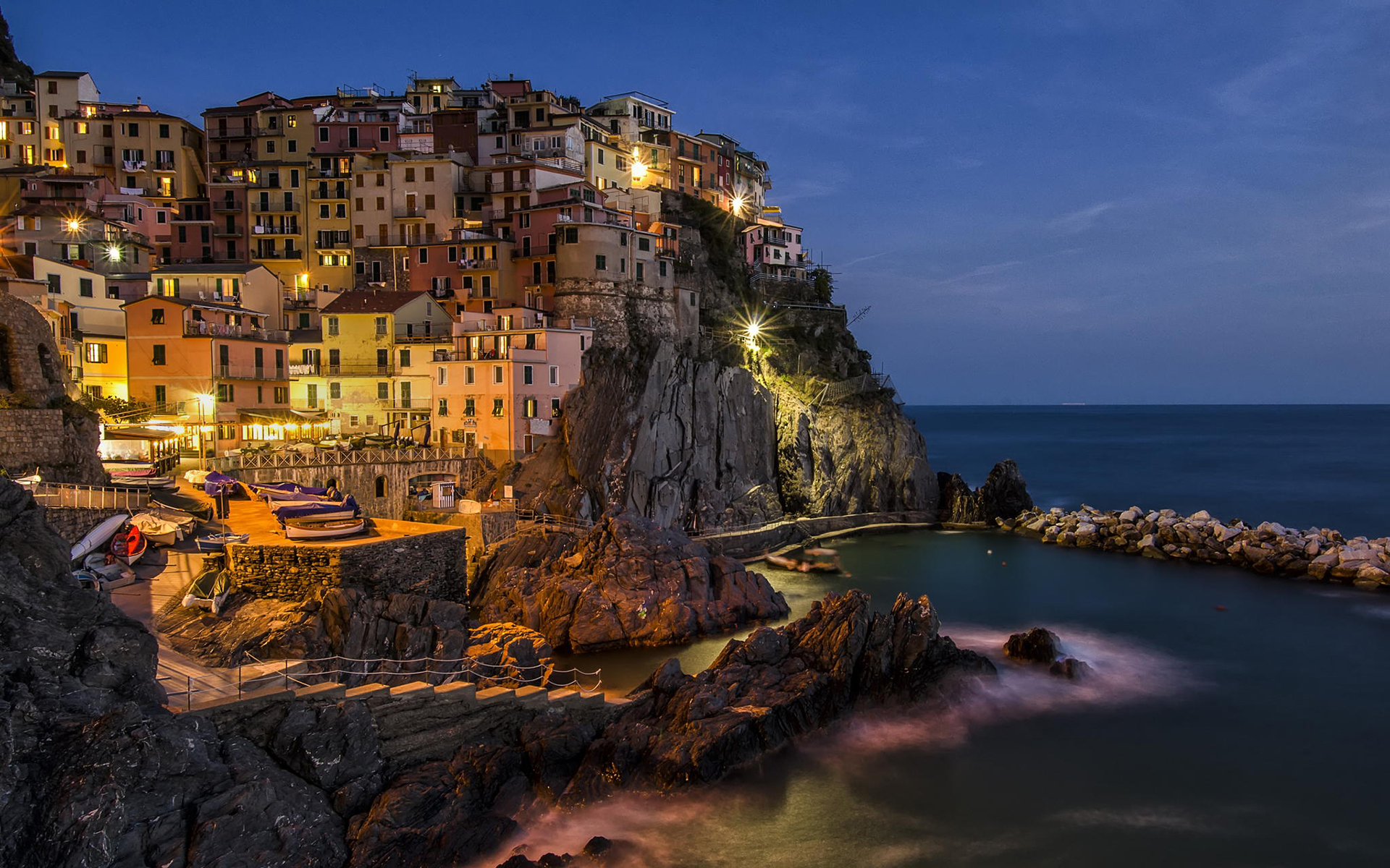 Обои ночь, огни, город, побережье, италия, манарола, night, lights, the city, coast, italy, manarola разрешение 1920x1200 Загрузить