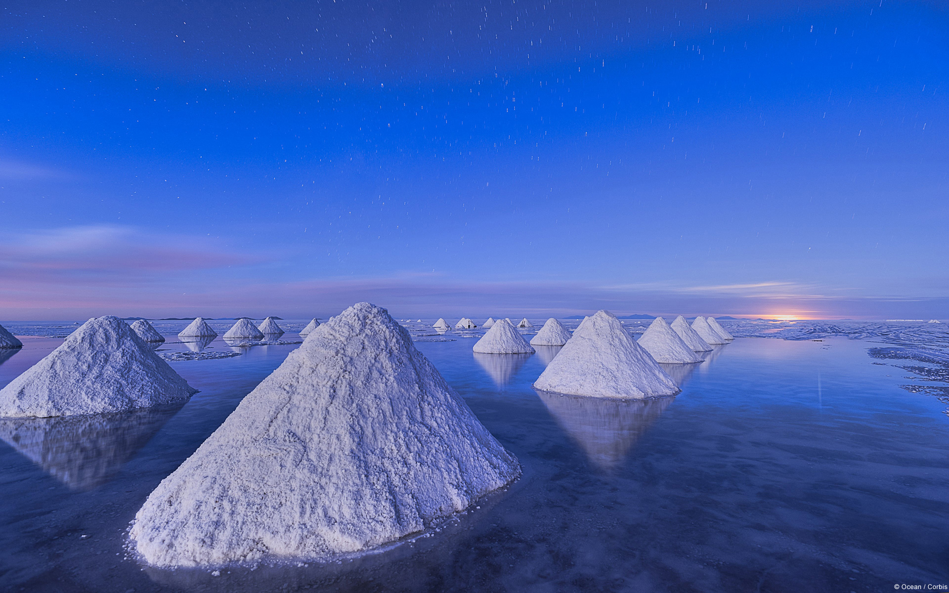 Обои голубое небо, сваи соли, мертвое море, blue sky, piles of salt, the dead sea разрешение 1920x1200 Загрузить