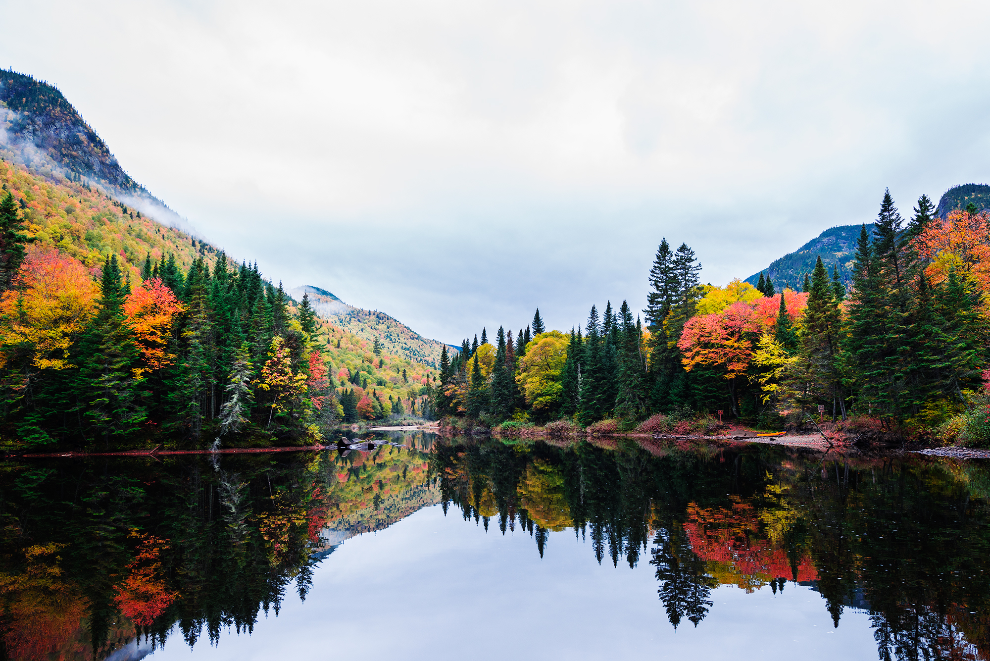 Обои озеро, горы, отражение, пейзаж, осень, канада, квебек, lake, mountains, reflection, landscape, autumn, canada, qc разрешение 2000x1335 Загрузить