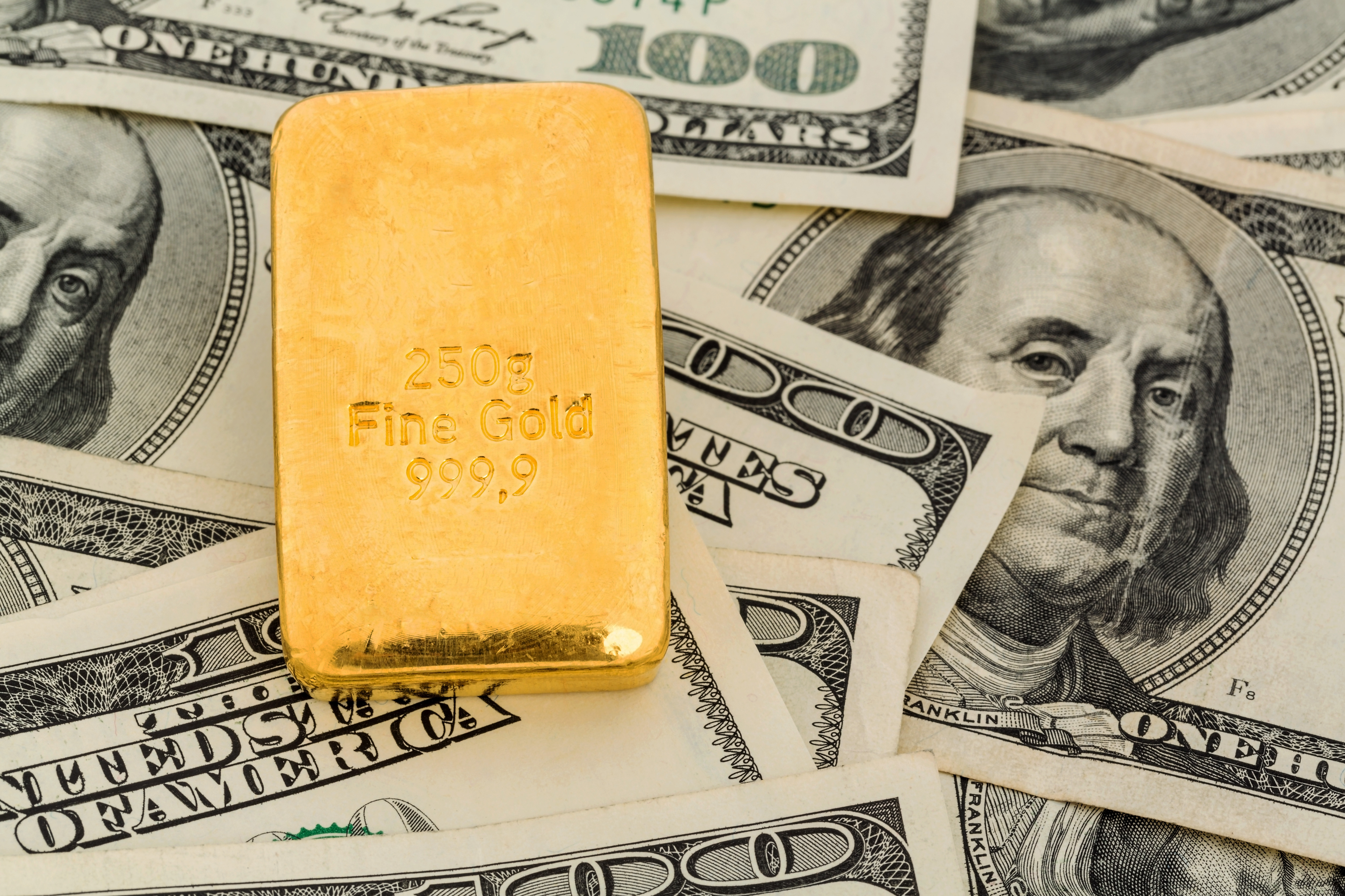 Золото евро доллар. Деньги золото. Золото и доллары. Обои деньги. Деньги доллары.