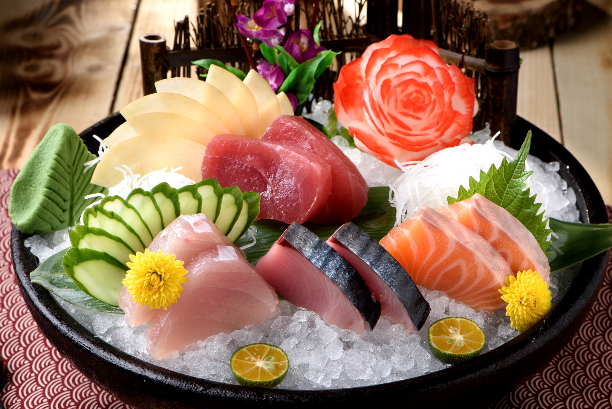 Нарезки рыбы на стол. Японские сашими. Барракуда сашими. Сервировка рыбной нарезки. Рыбный стол.