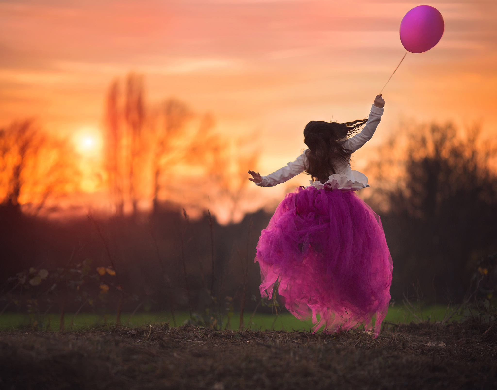 Девочка в платье с шариками