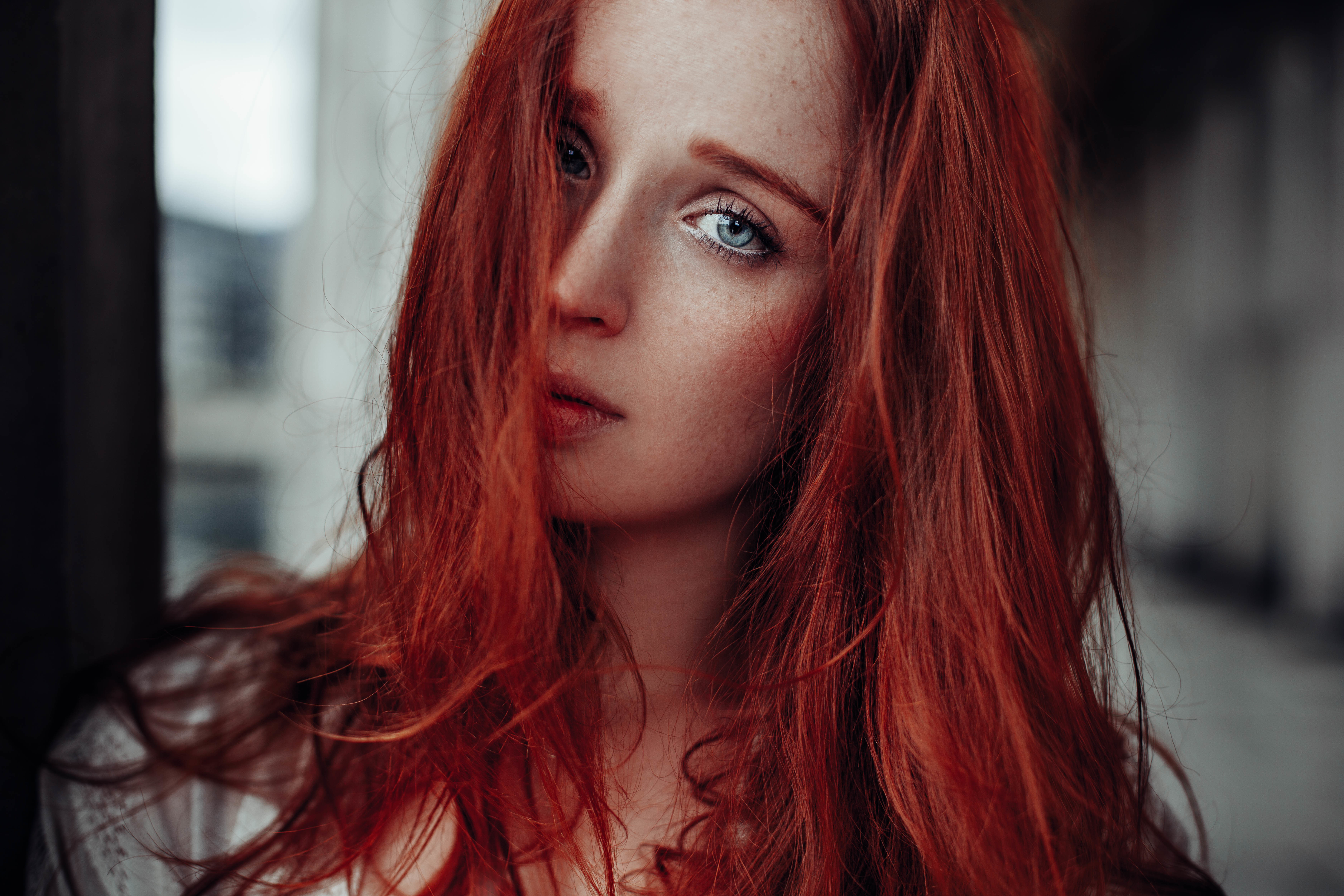 Рыжая светка. Рыжеволосая Катрин кюн. Девушка с рыжими волосами. Огненно рыжая девушка.