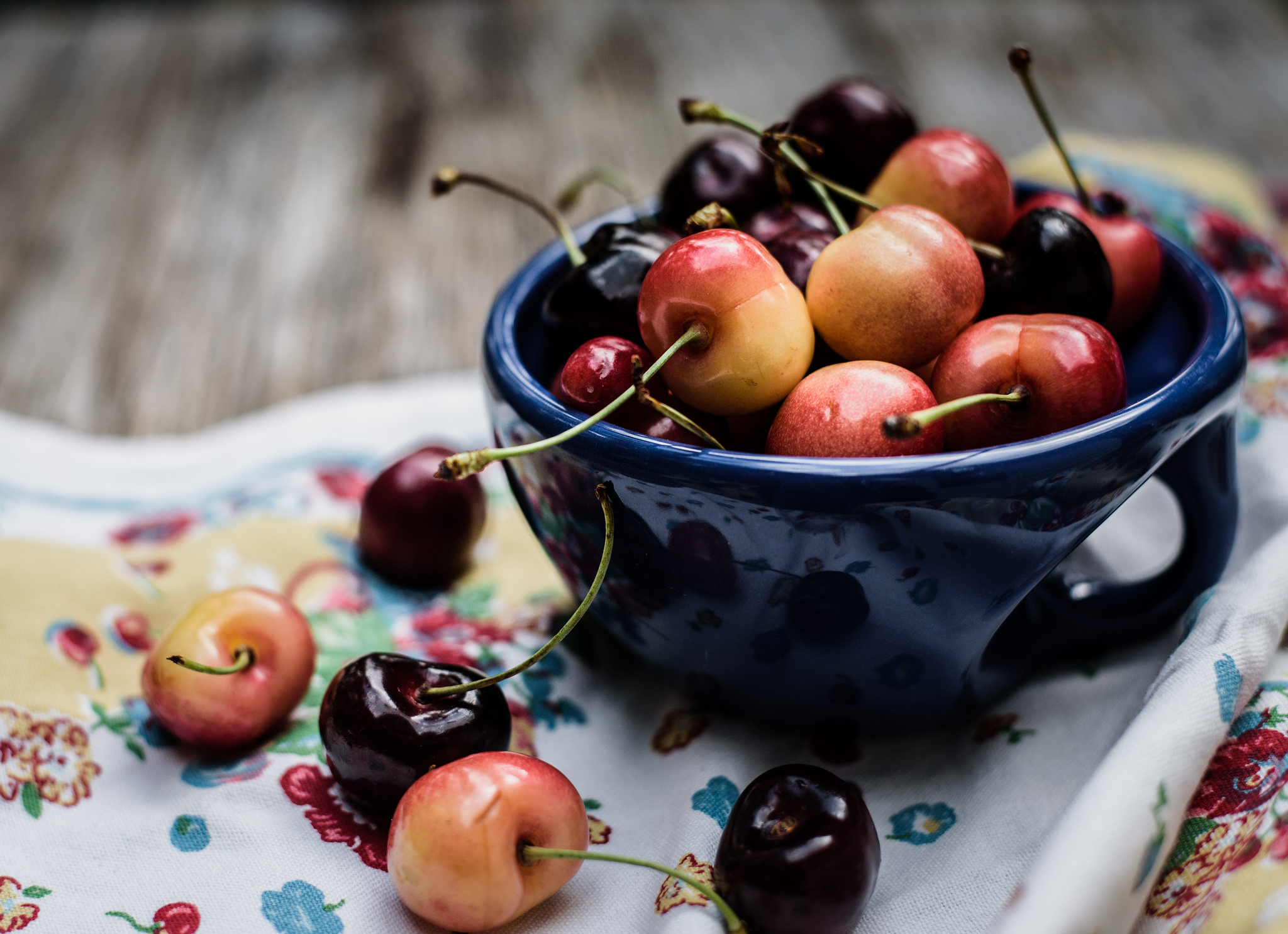 Обои черешня, ягоды, вишня, чашка, cherry, berries, cup разрешение 2048x1485 Загрузить