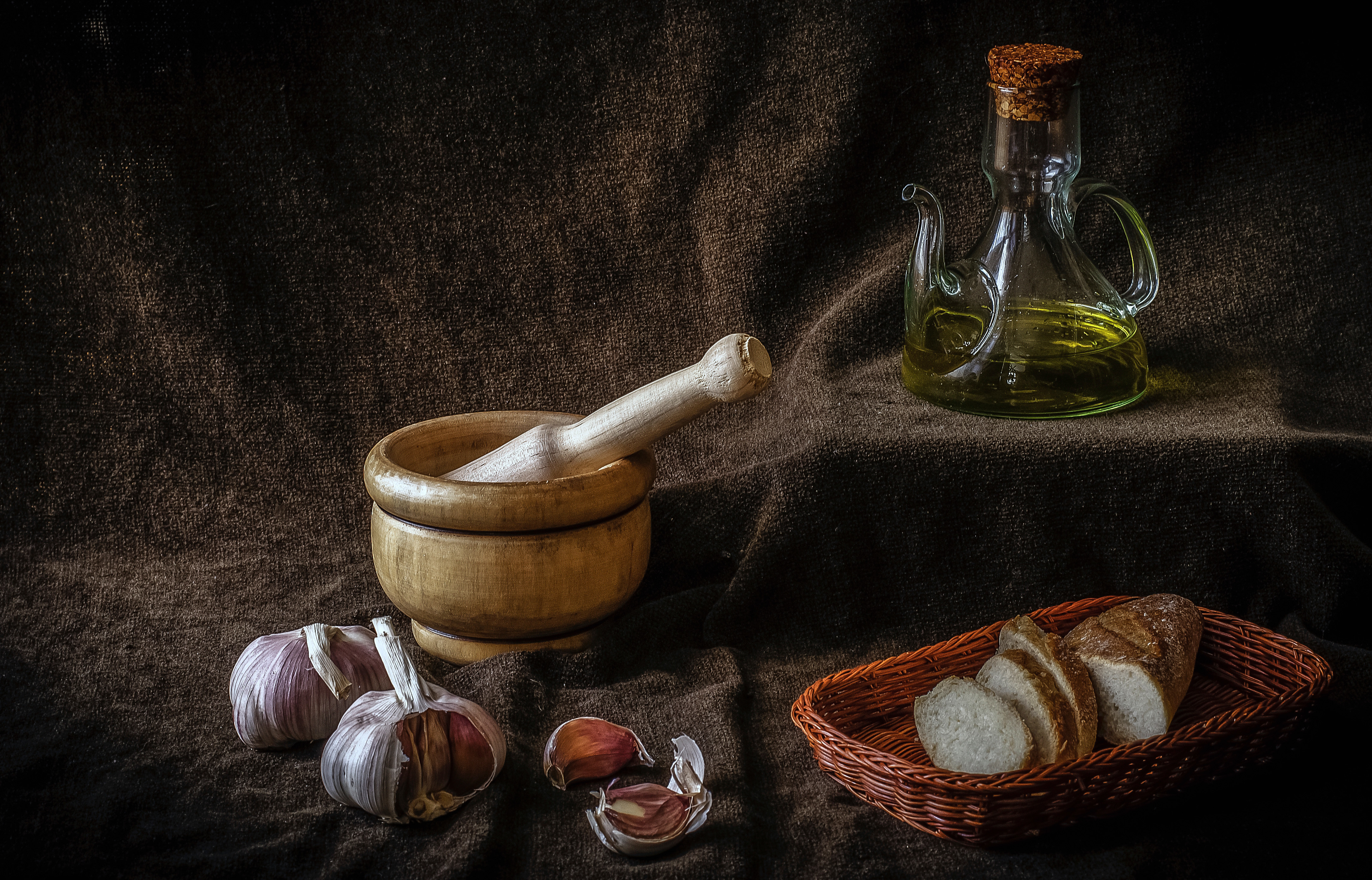 Обои масло, хлеб, корзинка, натюрморт, чеснок, oil, bread, basket, still life, garlic разрешение 4340x2783 Загрузить