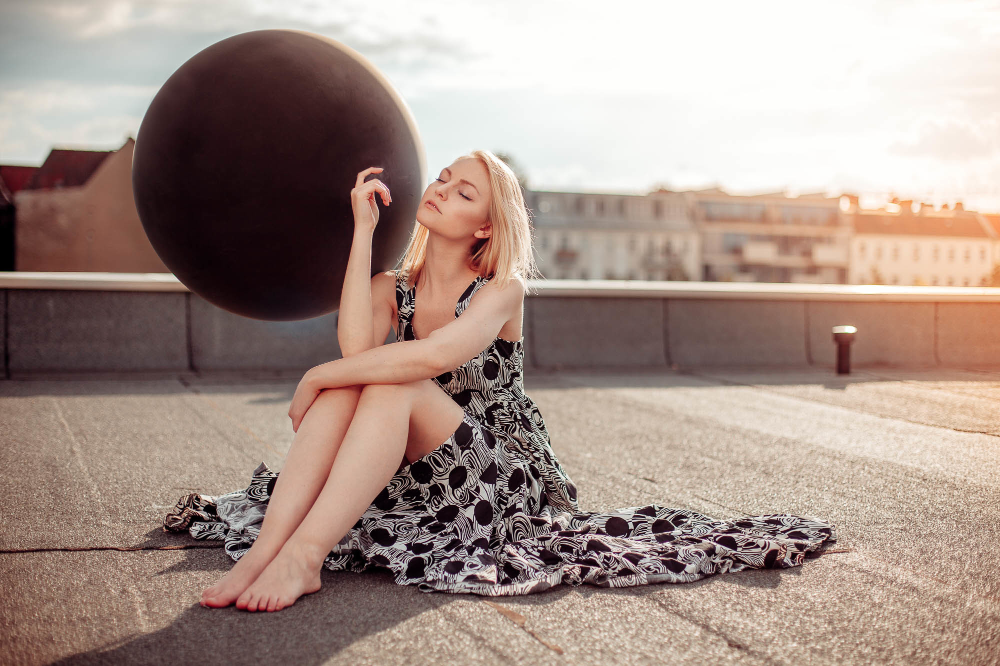 Обои девушка, платье, блондинка, сидит, волосы, лицо, крыша, круг, girl, dress, blonde, sitting, hair, face, roof, round разрешение 2000x1333 Загрузить