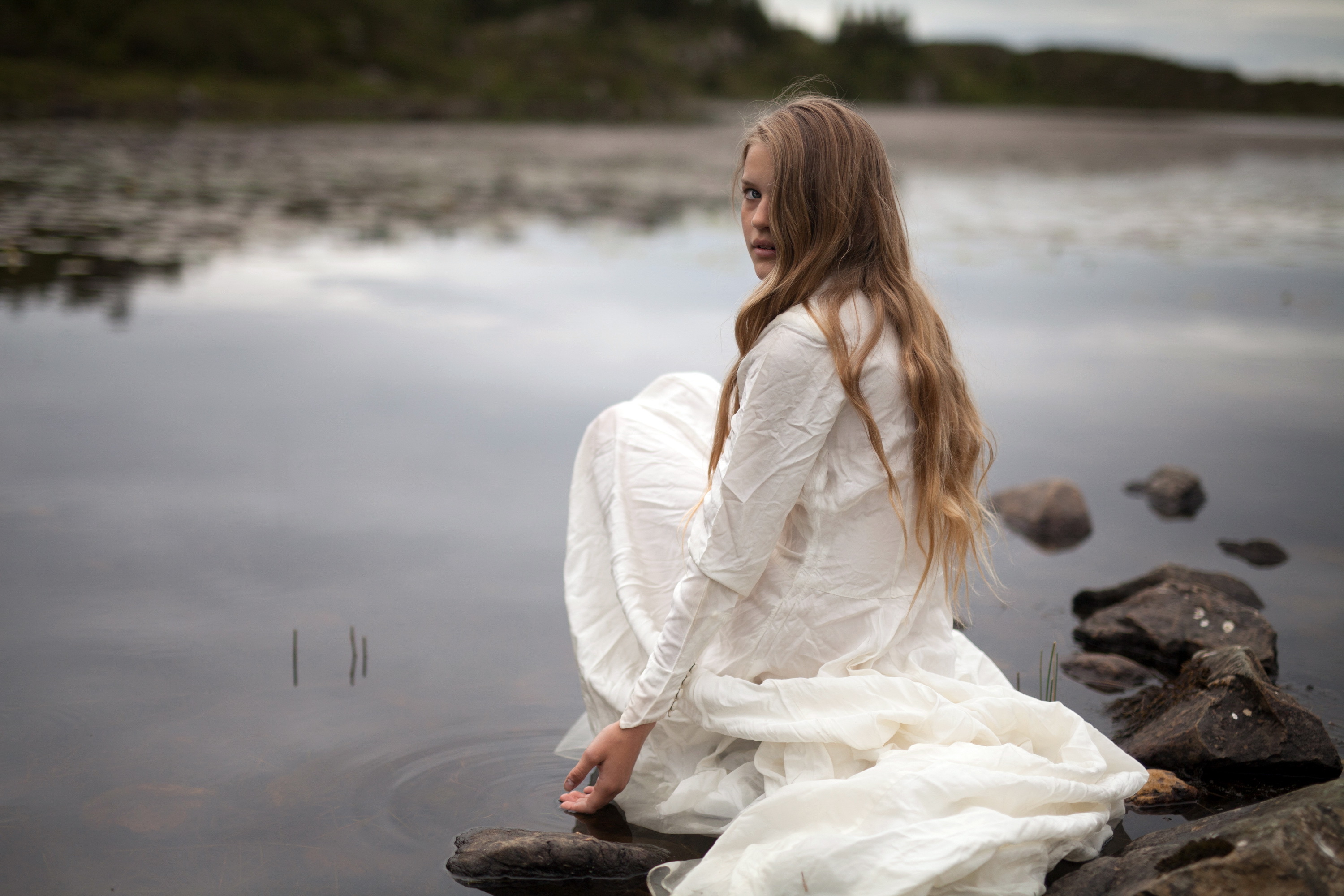 River girls. Девушка у реки. Фотосессия в воде. Фотосессия около реки. Девушки на озере.