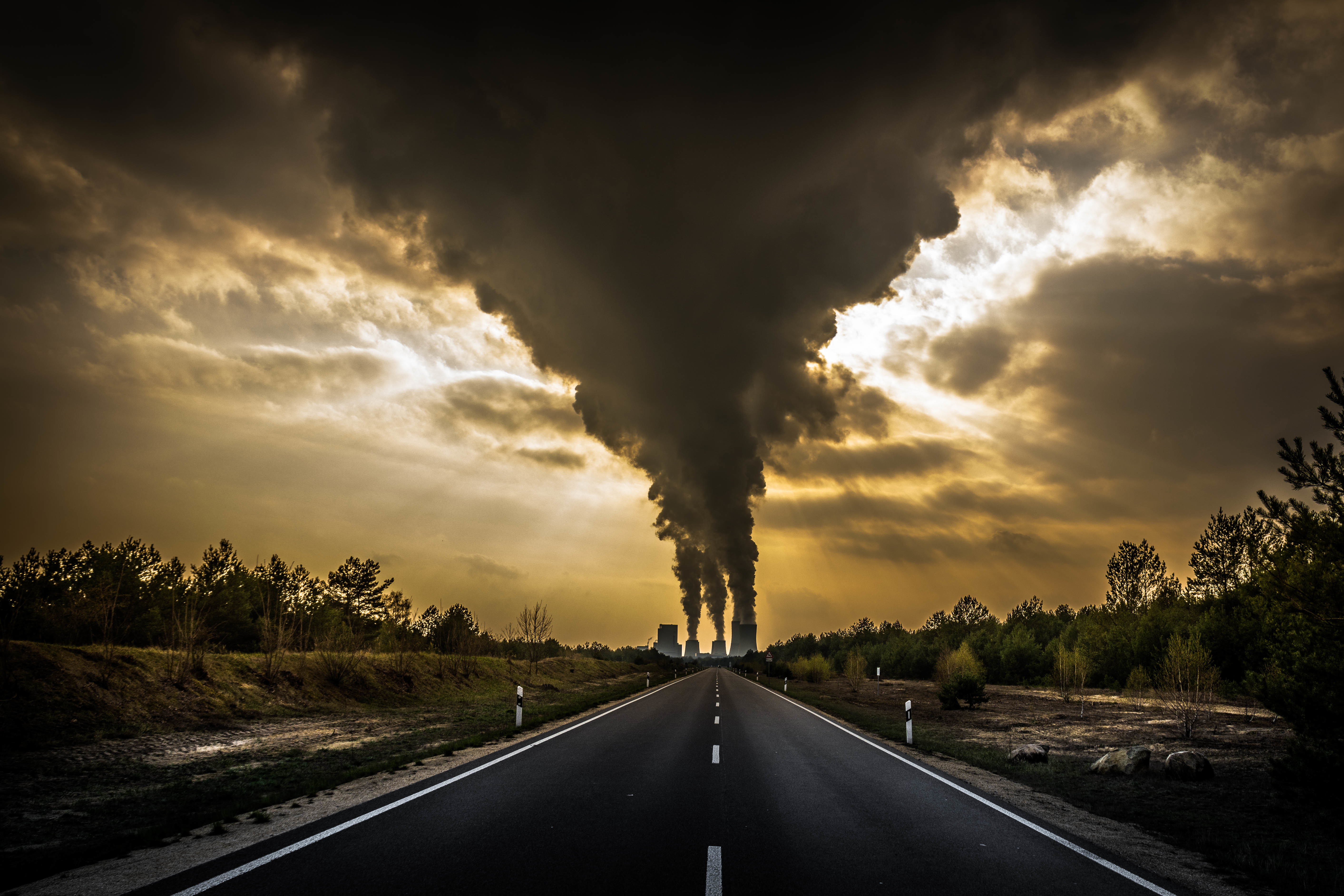 Обои дорога, дым, трубы, road, smoke, pipe разрешение 5651x3767 Загрузить