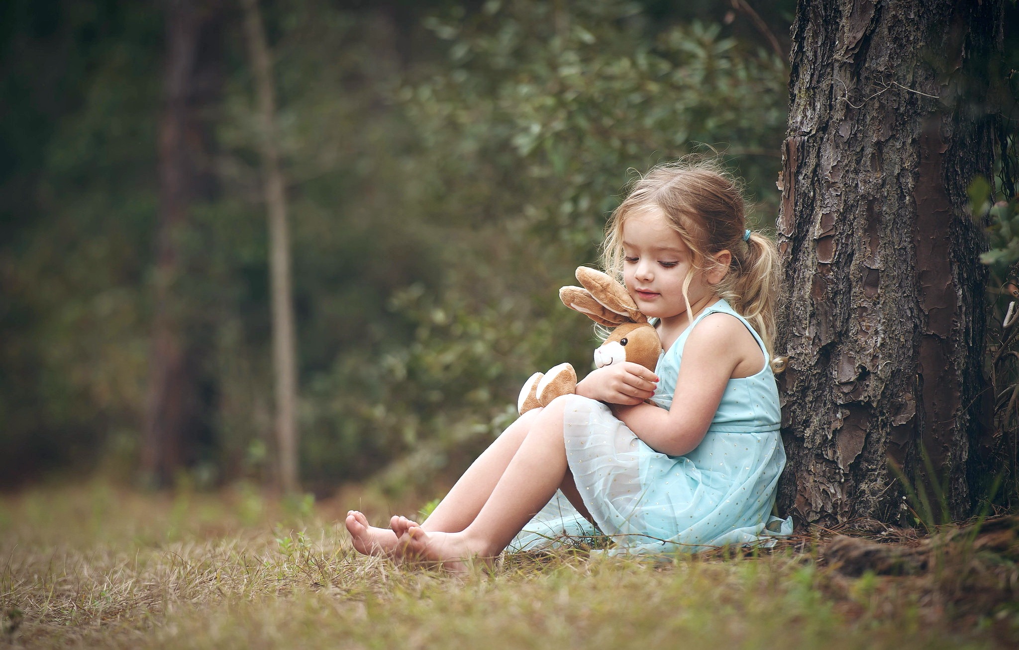 Маленькие вдохи. Девочка сидит. Девочка сидит на траве. Детская фотосессия на природе летом. Девочка сидит под деревом.