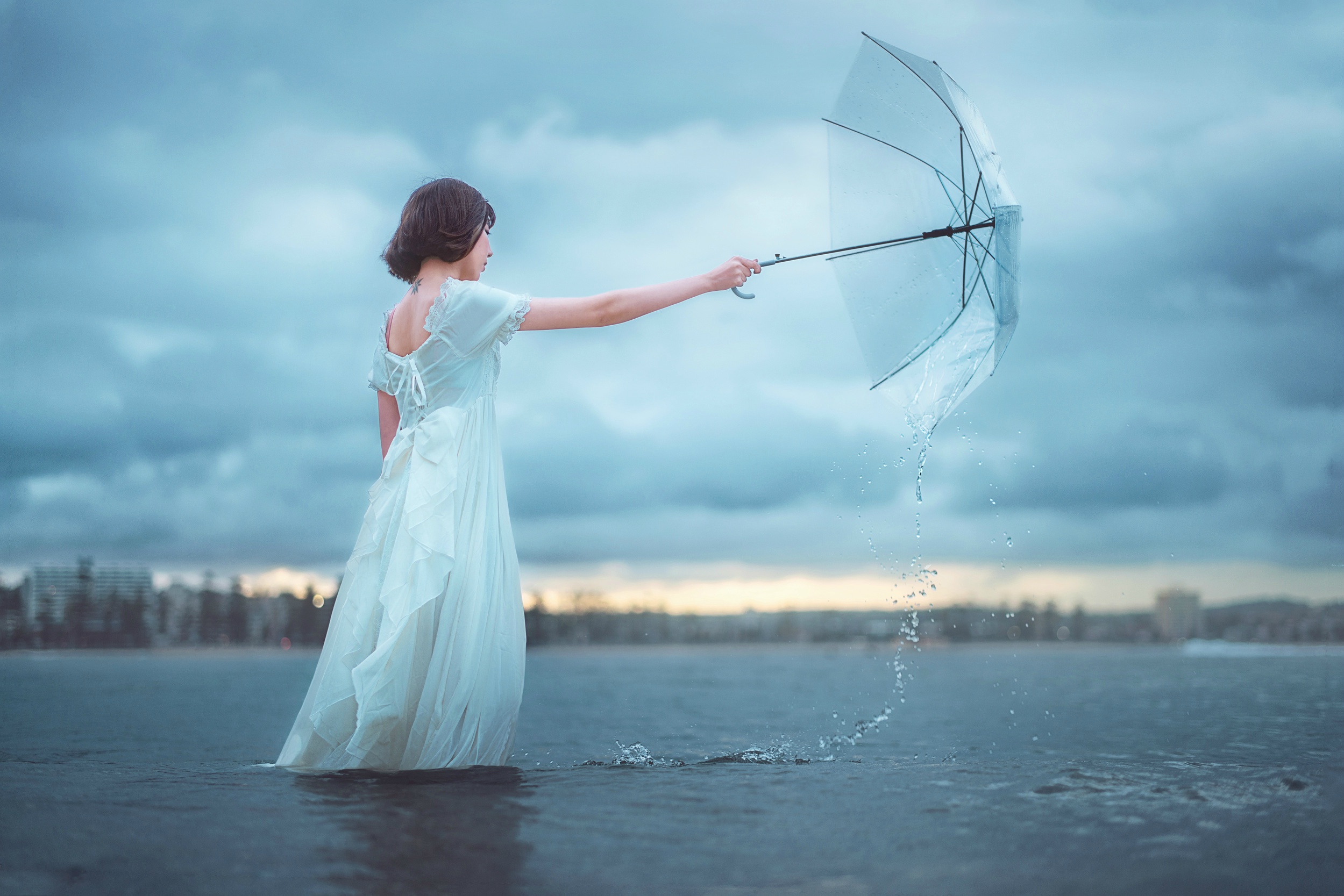 На ближайшем ветру. Девушка с зонтиком. Платье на ветру. Фотосессия с зонтом. Фотосессия с зонтиком.