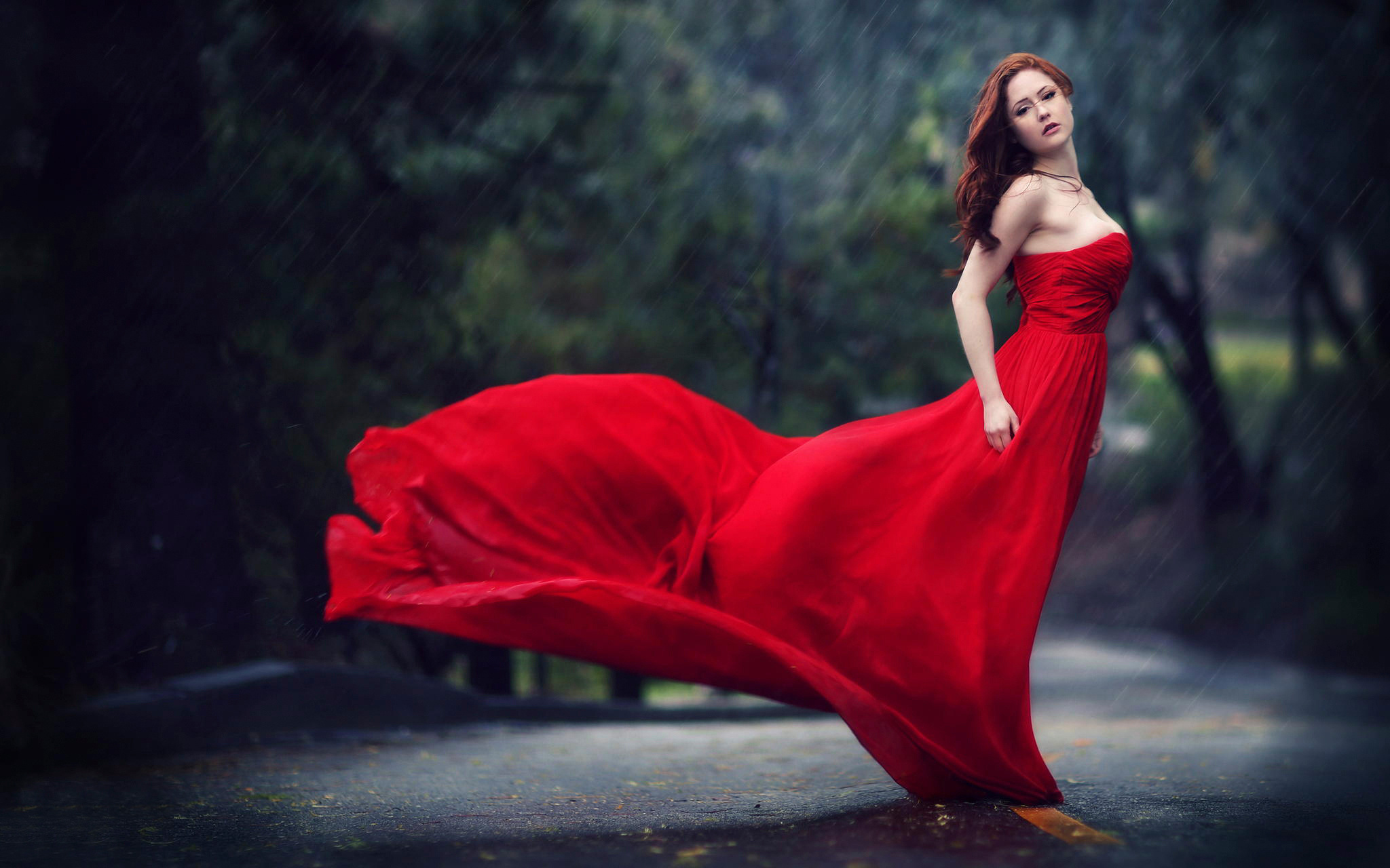 Обои девушка, капли, рыжая, дождь, красное платье, girl, drops, red, rain, red dress разрешение 2048x1280 Загрузить