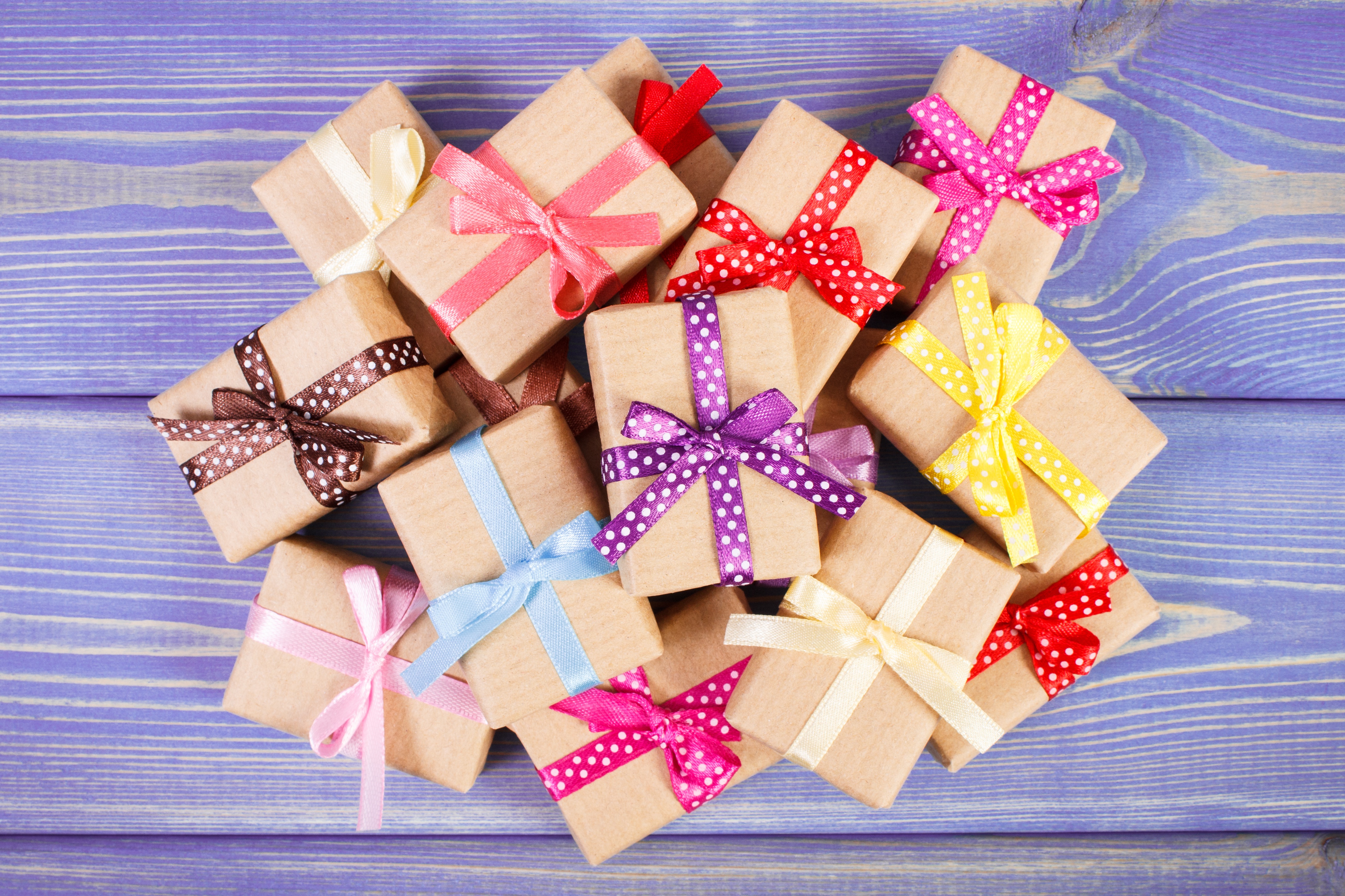 Обои подарки, лента, бант, дерева, коробки, дары, gifts, tape, bow, wood, box разрешение 4400x2933 Загрузить