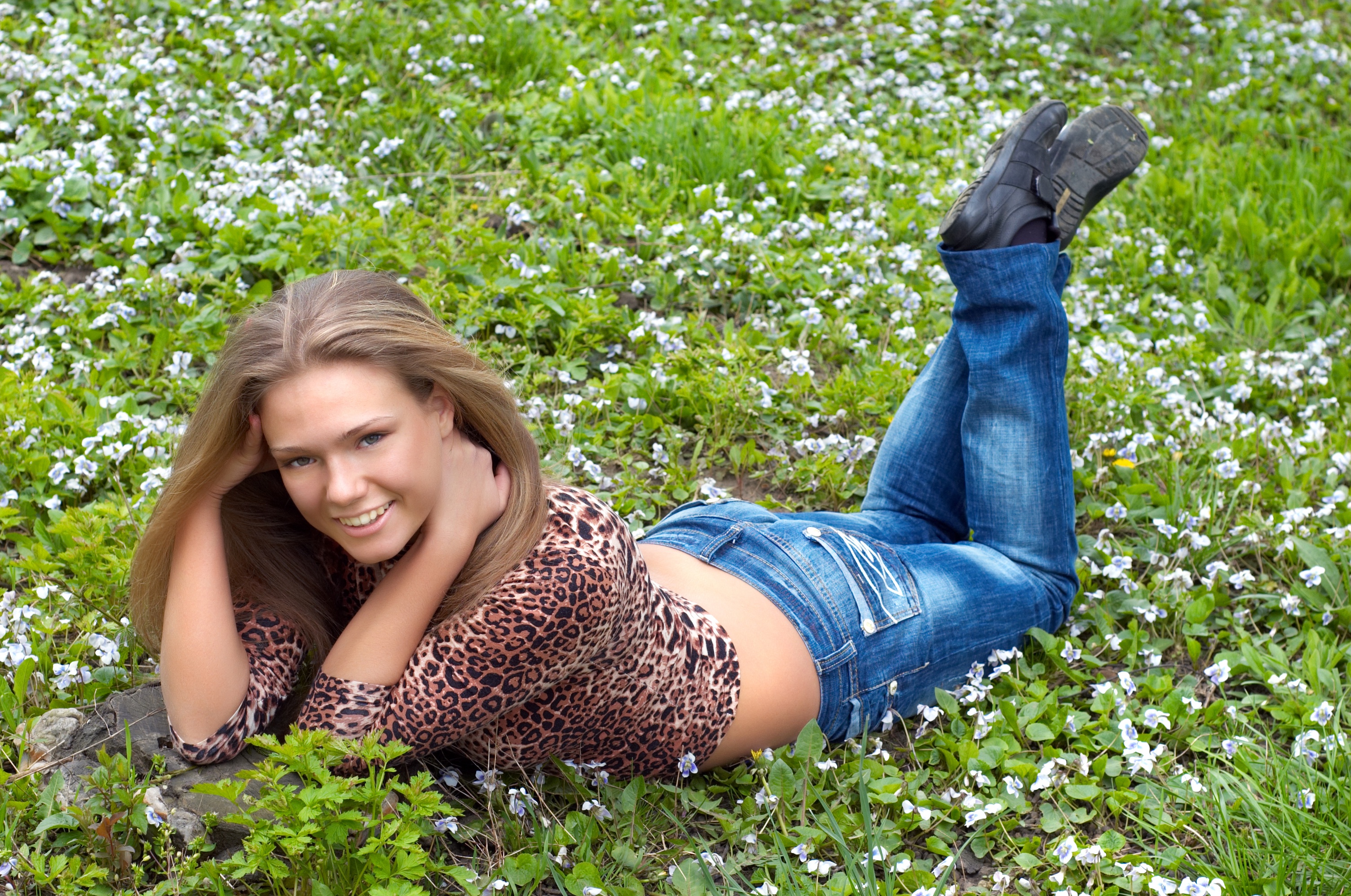 Видео на природе 18. Девушка в джинсах на природе. Календарь с девушками. Девушка в джинсах на траве.